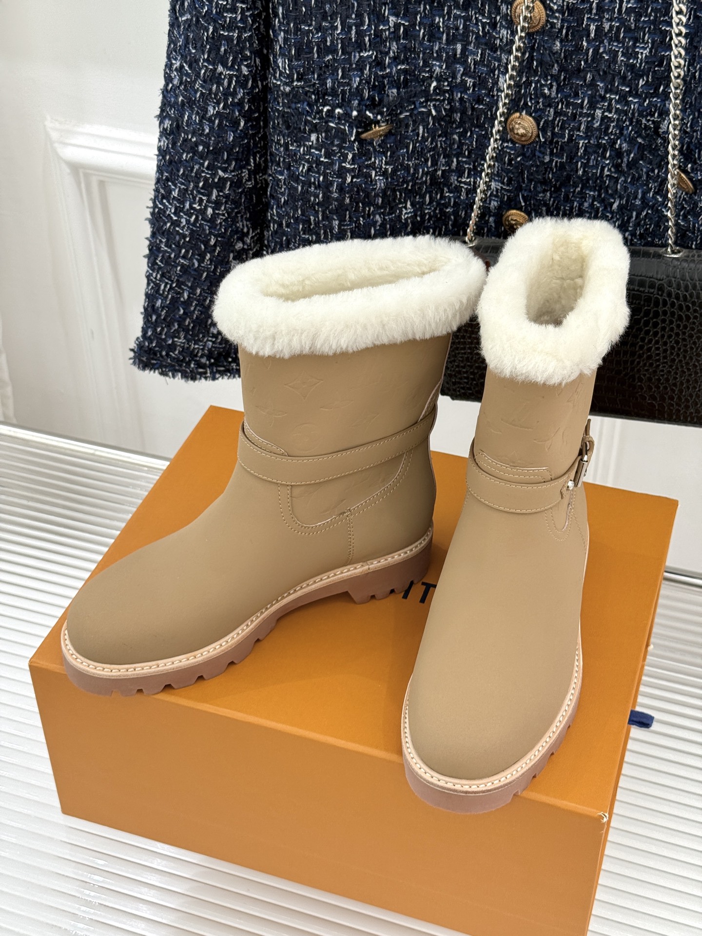 L*V驴家25WF新品复古毛边压花皮带扣厚底雪地靴短靴这双雪地靴以复古美学重构冬日格调。靴筒压印品牌经典