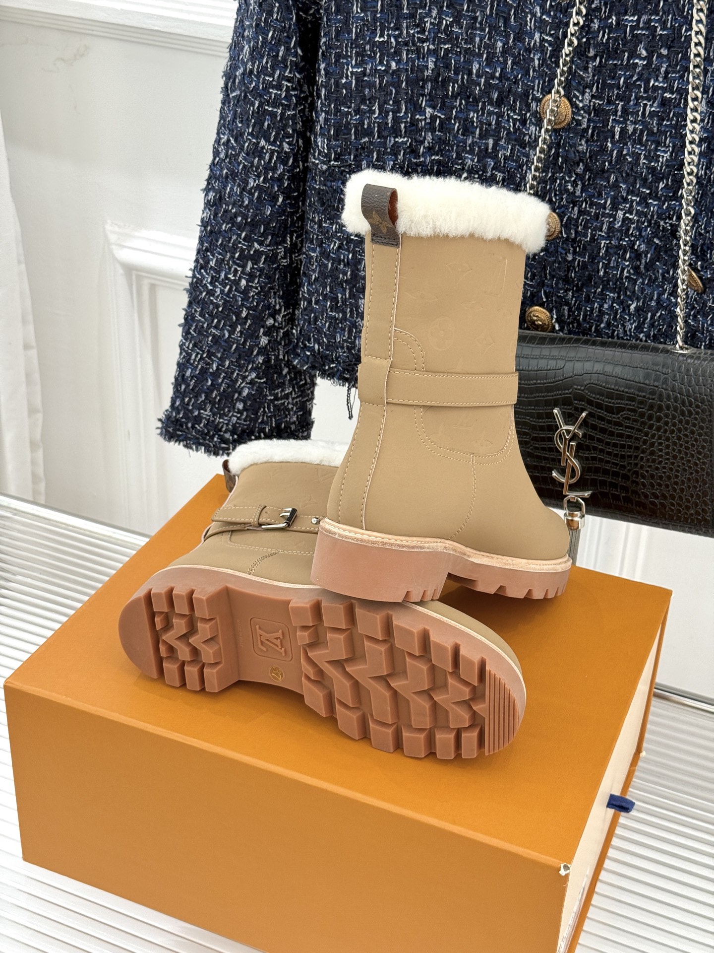 L*V驴家25WF新品复古毛边压花皮带扣厚底雪地靴短靴这双雪地靴以复古美学重构冬日格调。靴筒压印品牌经典