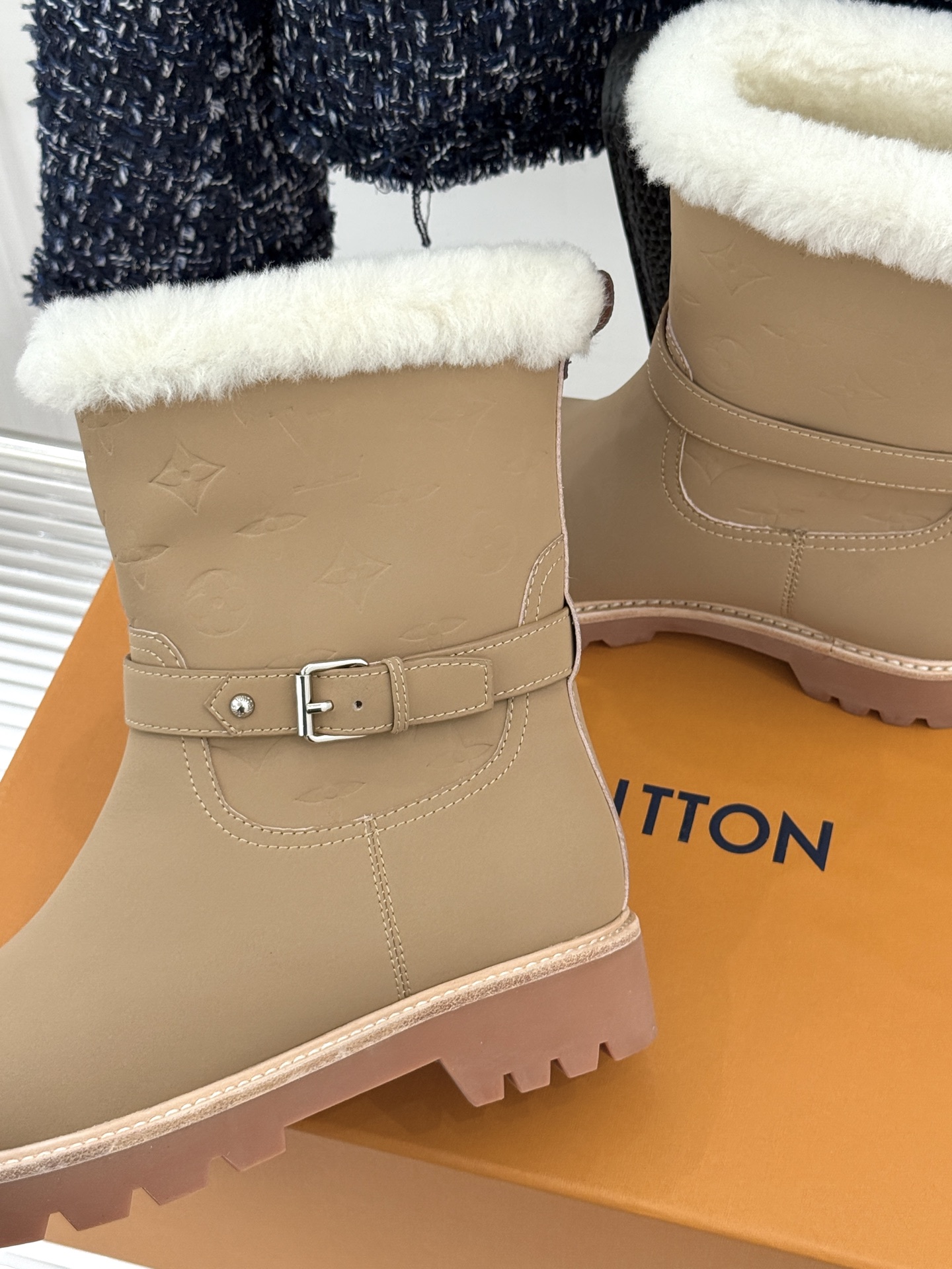 L*V驴家25WF新品复古毛边压花皮带扣厚底雪地靴短靴这双雪地靴以复古美学重构冬日格调。靴筒压印品牌经典