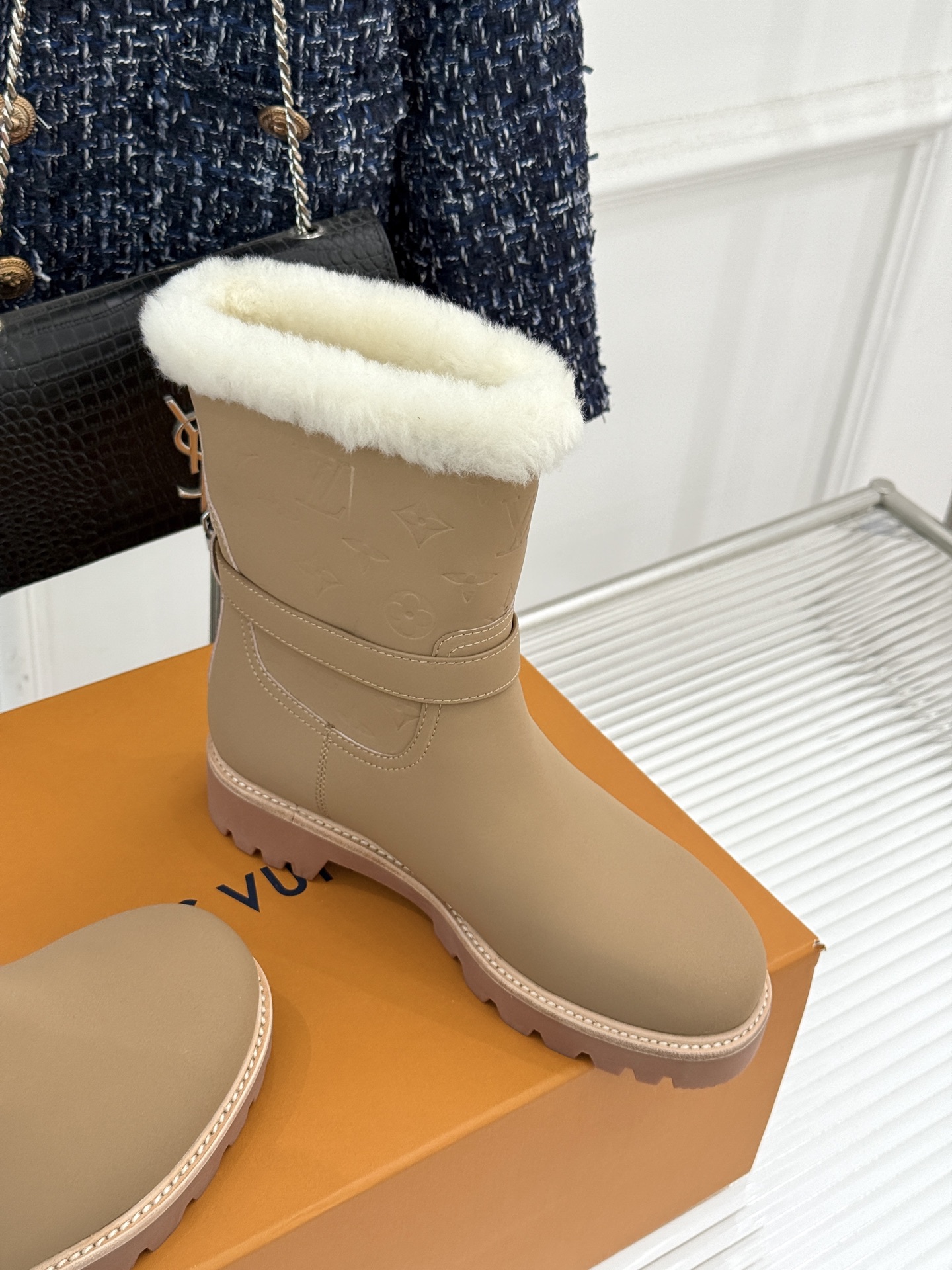 L*V驴家25WF新品复古毛边压花皮带扣厚底雪地靴短靴这双雪地靴以复古美学重构冬日格调。靴筒压印品牌经典
