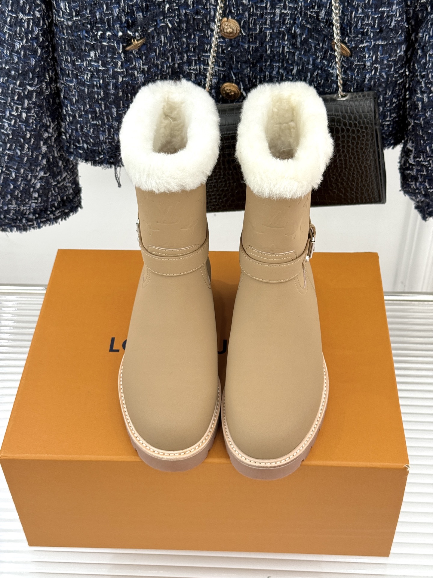L*V驴家25WF新品复古毛边压花皮带扣厚底雪地靴短靴这双雪地靴以复古美学重构冬日格调。靴筒压印品牌经典