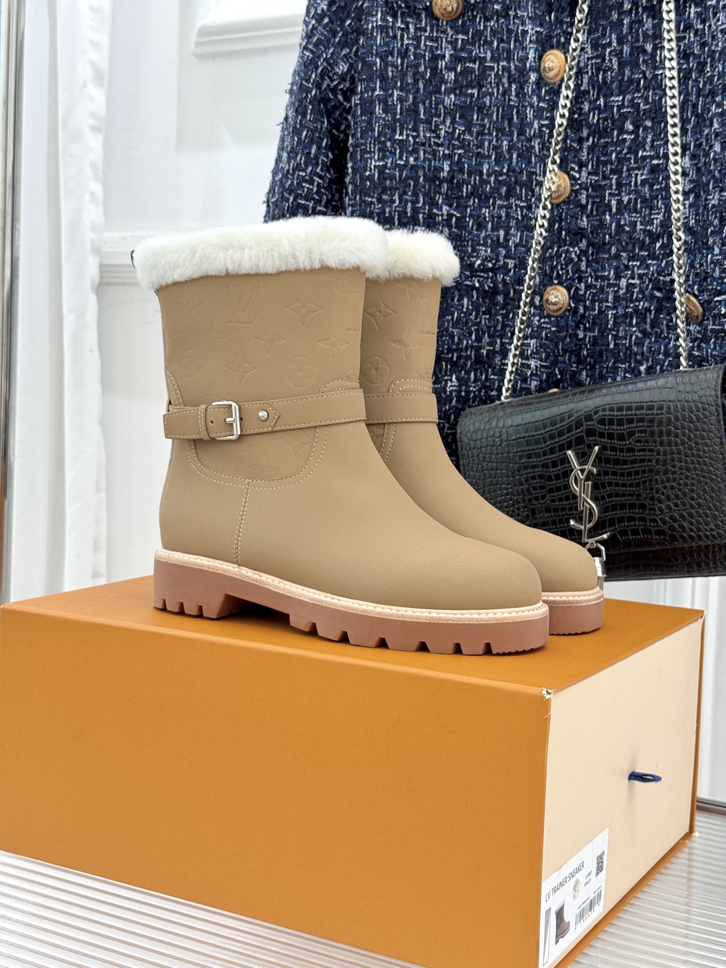 L*V驴家25WF新品复古毛边压花皮带扣厚底雪地靴短靴这双雪地靴以复古美学重构冬日格调。靴筒压印品牌经典