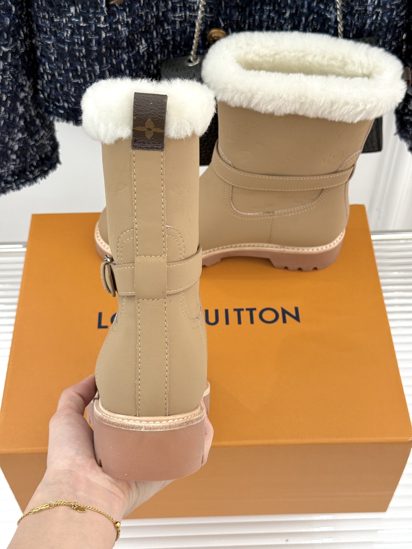 L*V驴家25WF新品复古毛边压花皮带扣厚底雪地靴短靴这双雪地靴以复古美学重构冬日格调。靴筒压印品牌经典