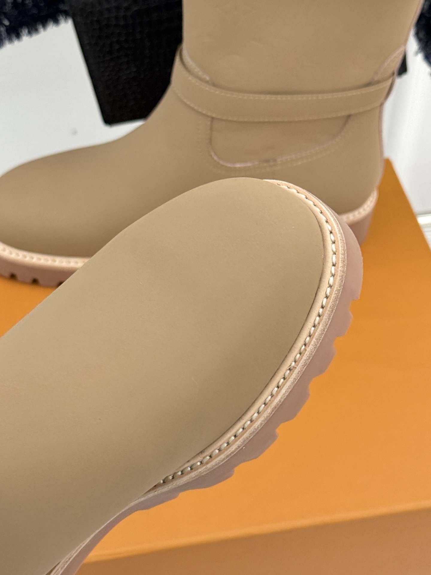 L*V驴家25WF新品复古毛边压花皮带扣厚底雪地靴短靴这双雪地靴以复古美学重构冬日格调。靴筒压印品牌经典