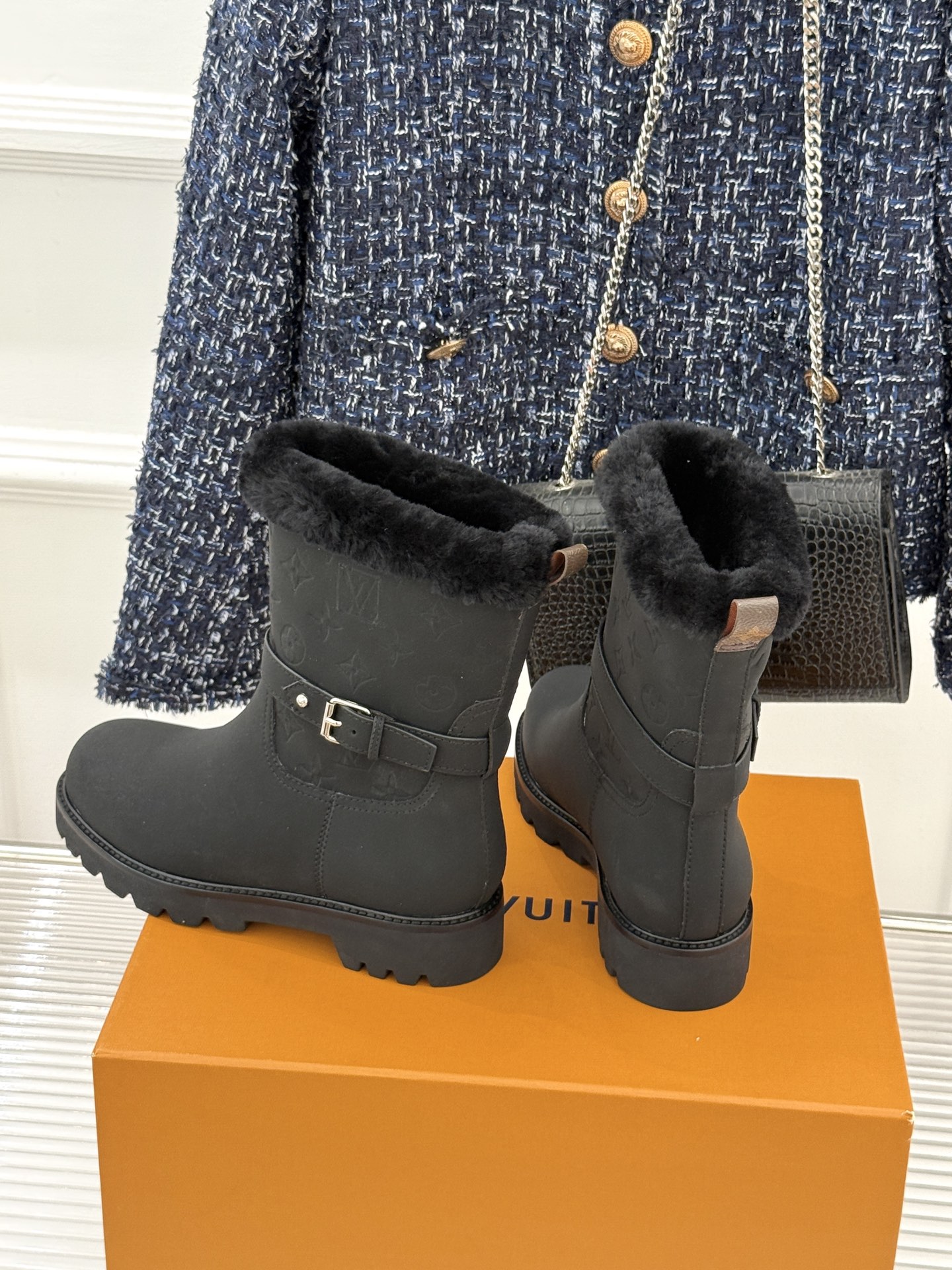 L*V驴家25WF新品复古毛边压花皮带扣厚底雪地靴短靴这双雪地靴以复古美学重构冬日格调。靴筒压印品牌经典