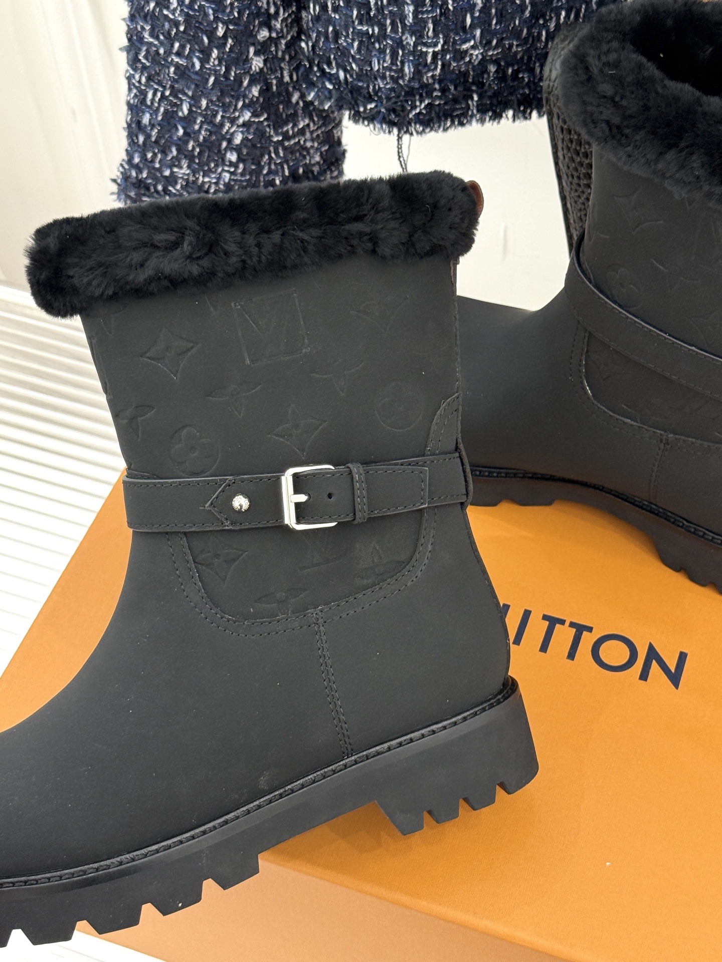 L*V驴家25WF新品复古毛边压花皮带扣厚底雪地靴短靴这双雪地靴以复古美学重构冬日格调。靴筒压印品牌经典