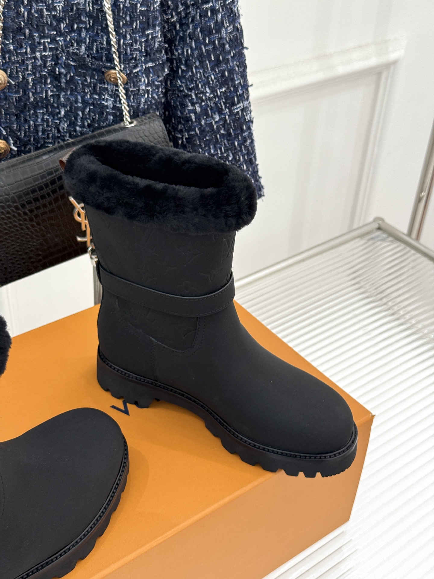 L*V驴家25WF新品复古毛边压花皮带扣厚底雪地靴短靴这双雪地靴以复古美学重构冬日格调。靴筒压印品牌经典