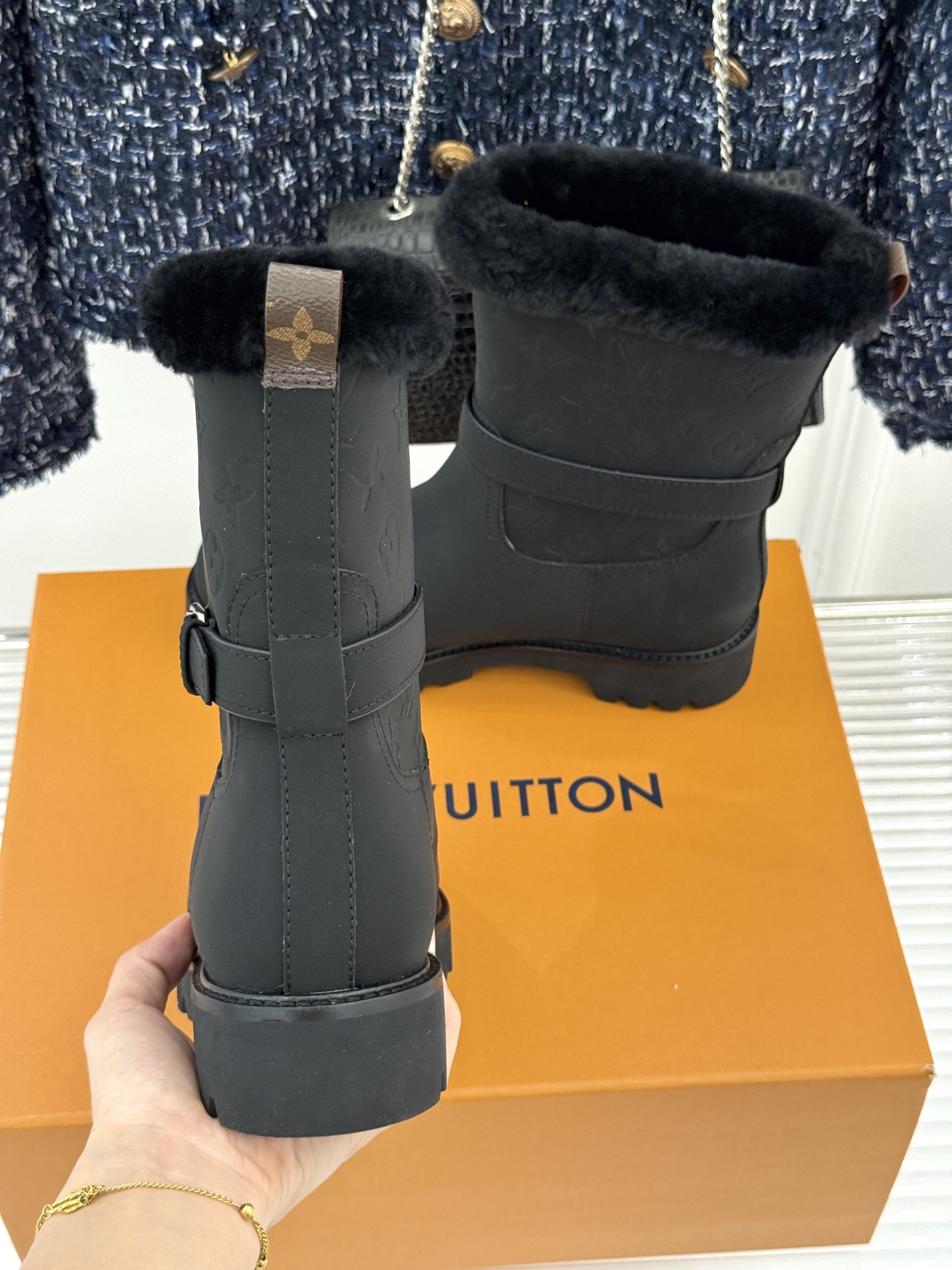 L*V驴家25WF新品复古毛边压花皮带扣厚底雪地靴短靴这双雪地靴以复古美学重构冬日格调。靴筒压印品牌经典