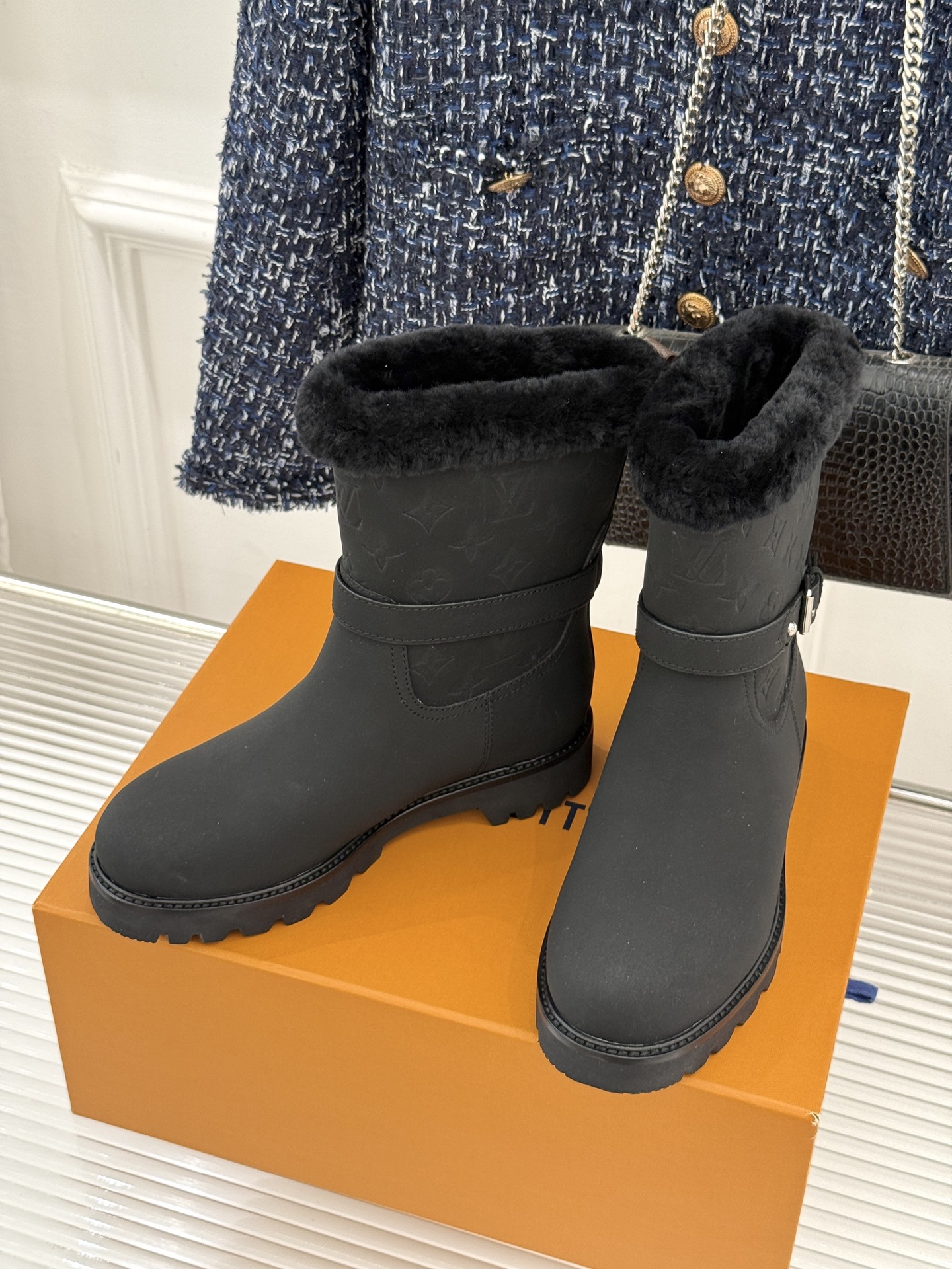 L*V驴家25WF新品复古毛边压花皮带扣厚底雪地靴短靴这双雪地靴以复古美学重构冬日格调。靴筒压印品牌经典