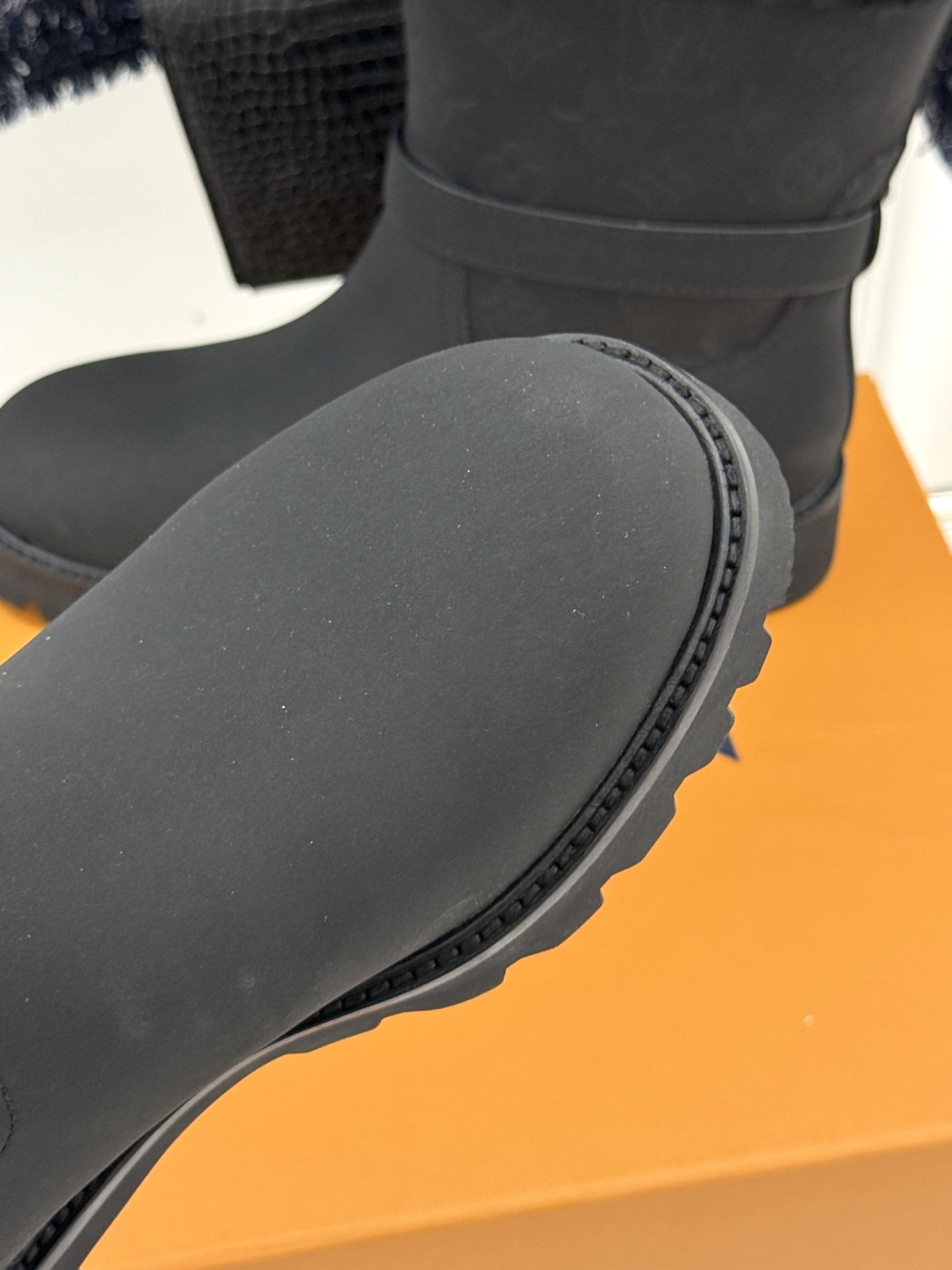 L*V驴家25WF新品复古毛边压花皮带扣厚底雪地靴短靴这双雪地靴以复古美学重构冬日格调。靴筒压印品牌经典