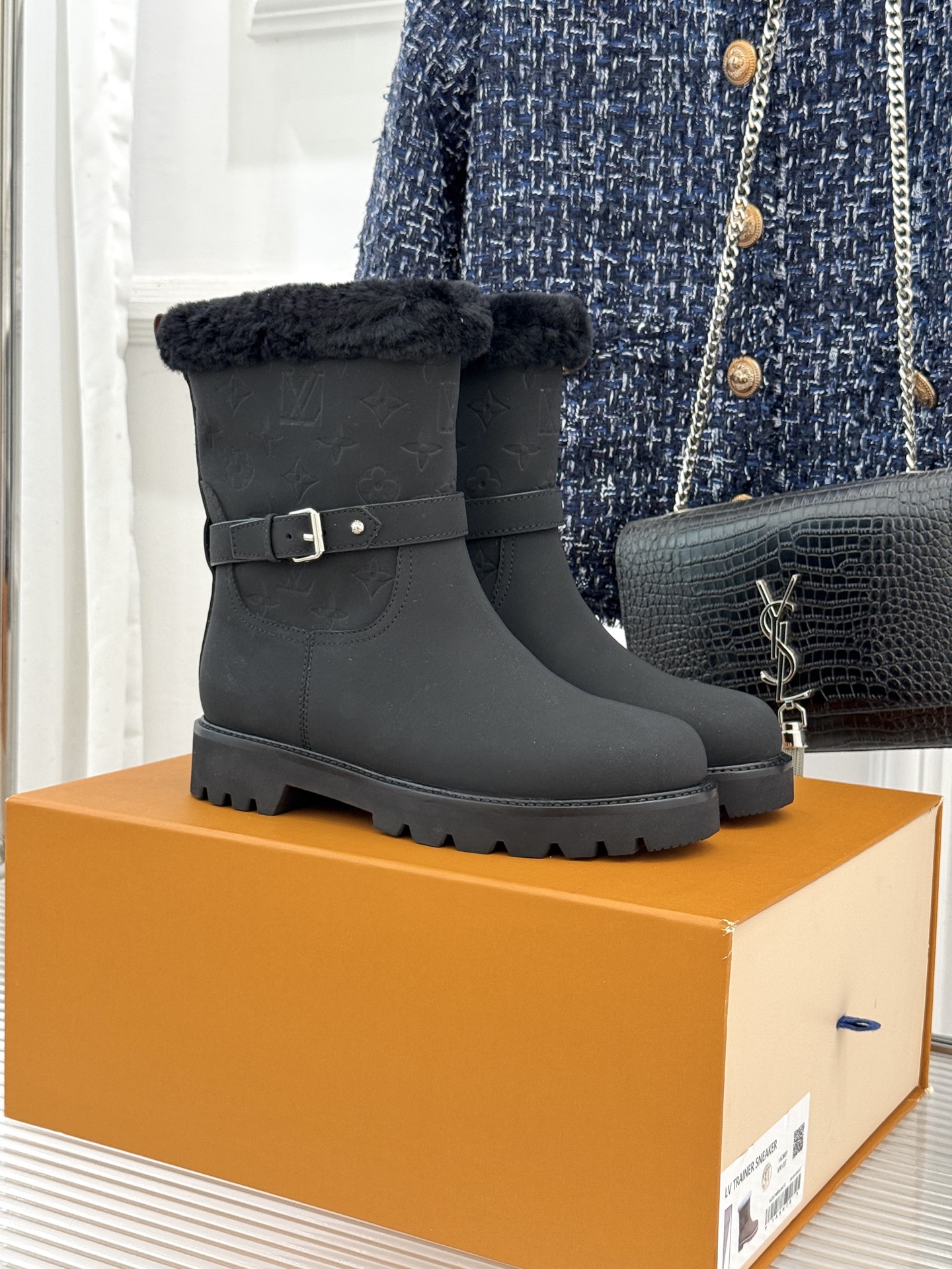 L*V驴家25WF新品复古毛边压花皮带扣厚底雪地靴短靴这双雪地靴以复古美学重构冬日格调。靴筒压印品牌经典