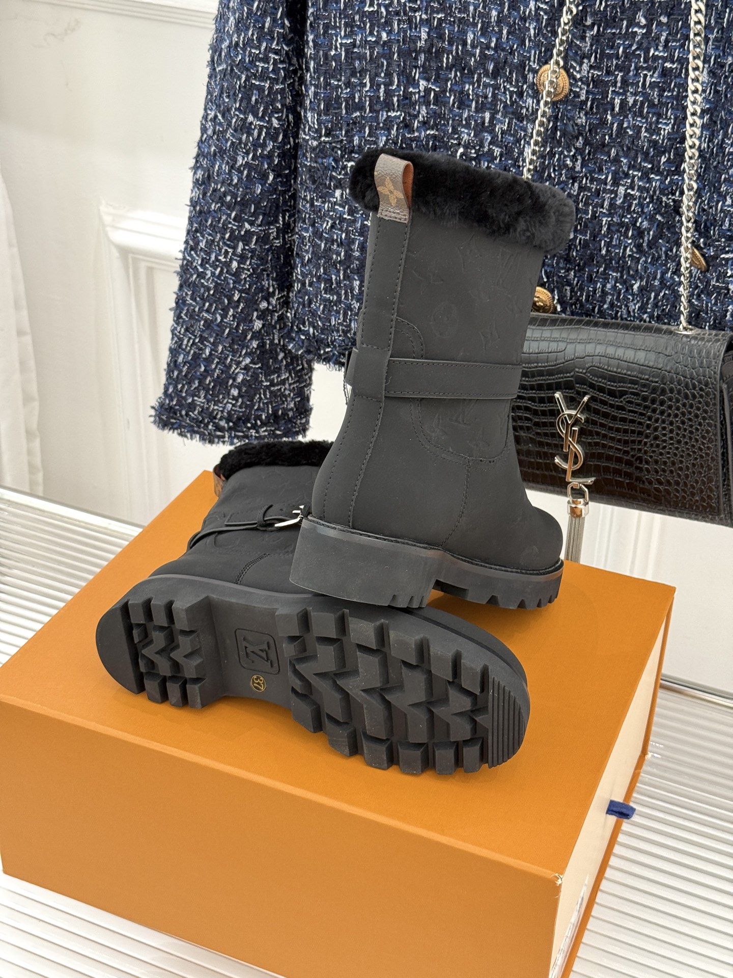 L*V驴家25WF新品复古毛边压花皮带扣厚底雪地靴短靴这双雪地靴以复古美学重构冬日格调。靴筒压印品牌经典