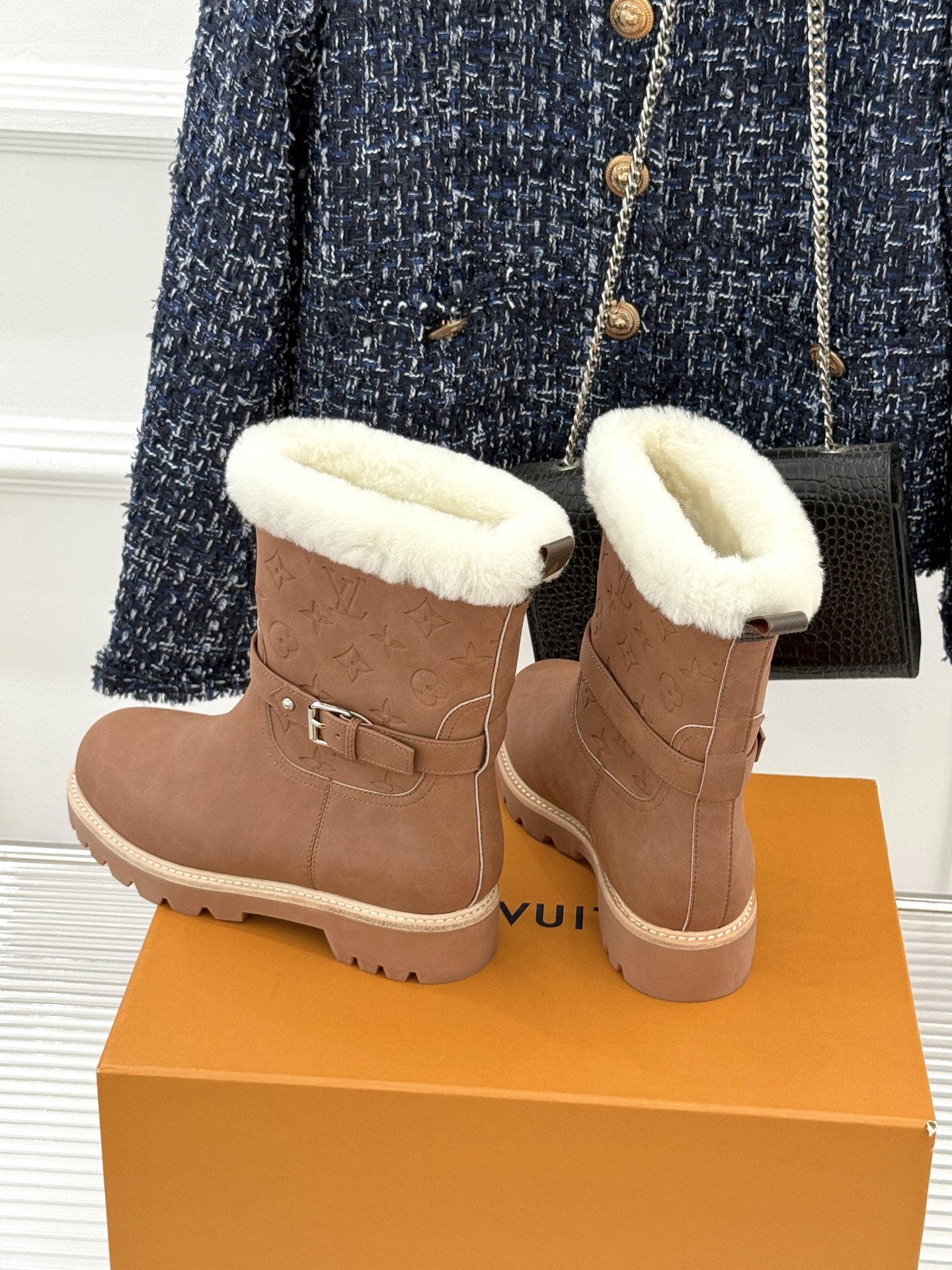 L*V驴家25WF新品复古毛边压花皮带扣厚底雪地靴短靴这双雪地靴以复古美学重构冬日格调。靴筒压印品牌经典