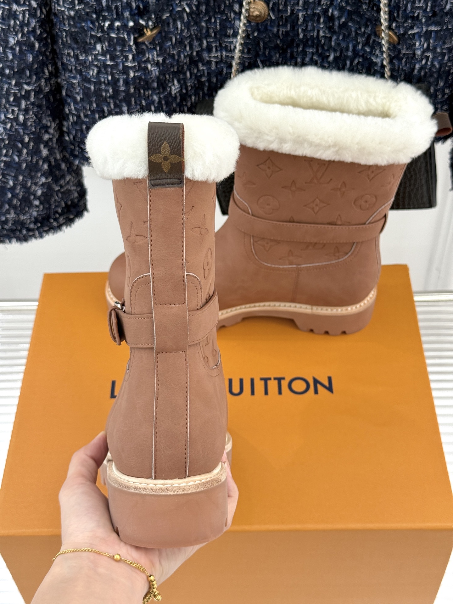 L*V驴家25WF新品复古毛边压花皮带扣厚底雪地靴短靴这双雪地靴以复古美学重构冬日格调。靴筒压印品牌经典