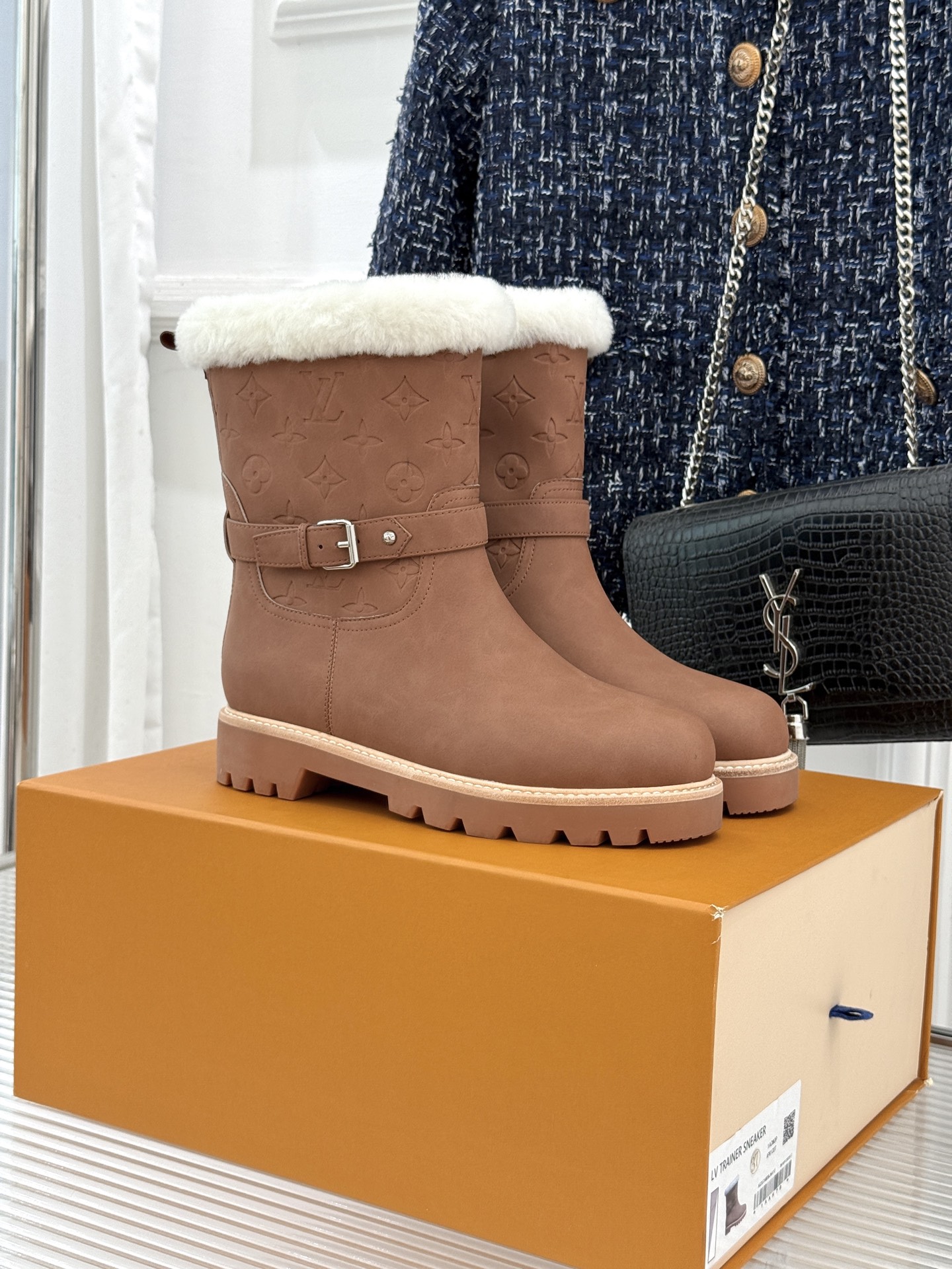 NO:670176,L*V donkeyjia 25WF new product retro raw edge embossed belt buckle thick-soled snow boots short boots. This pair of snow boots reconstructs the winter style with retro aesthetics. The boot shaft is embossed with the brand's classic Monogram pattern, and the embossed texture hides the luxury code. It is paired with a hand-turned fur edge design. The iconic belt buckle embellishes the boot collar. It is both a visual focus and the epitome of craftsmanship. The thick sole is both slimming and stable on the snow. The wool lining is as smooth as butter.  It can wrap your feet even in sub-zero temperatures, achieving a luxurious balance of warmth and comfort. The short boot shaft is precisely cut on the slender part of the ankle, weakening the bloated feeling of winter wear. Whether it is paired with straight denim curling to reveal the boot opening, or a knitted long skirt to outline gentle lines, or a woolen coat to create a commuting atmosphere, it can be seamlessly connected to various scenes. This pair of snow boots has the triple blessing of retro raw edges, exquisite embossing and practical thick soles  Let every step become a fashion statement that travels through time, blooming in the ice and snow season with unfading luxury and elegance. The fabric is made of original custom cowhide. The inner tiptoe is made of real wool. The original molded custom anti-slip outsole size35-39 (customized 40/41), snow boots, louis vuitton, louis vuitton, boots, skirts, cowhide19860909L*V驴家25WF新品复古毛边压花 皮带扣厚底雪地靴短靴 这双雪地靴以复古美学重构冬日格调. 靴筒压印品牌经典Monogram纹路 浮雕质感暗藏奢华密码 搭配手工翻毛毛边设计 标志性皮带扣点缀靴口 既是视觉焦点 亦是工艺的缩影. 厚底兼顾增高显瘦与雪地稳健 羊毛内里如黄油般柔滑贴合 零下低温也能包裹双脚 实现保暖与舒适的奢享平衡. 短靴筒剪裁精准卡在脚踝纤细处 弱化冬日穿搭的臃肿感 无论是搭配直筒牛仔卷边露靴口 还是针织长裙勾勒温柔线条 亦或是毛呢大衣打造通勤气场 都能无缝衔接多元场景. 这双雪地靴以复古毛边 精致压花与实用厚底的三重加持 让每一步都成为穿越时光的时尚宣言 在冰雪季绽放不褪色的奢雅锋芒. 面料采用原版定制牛皮 内里踮脚均为真羊毛 原版开模定制防滑大底 size35-39（40/41定制）,雪地靴,louis vuitton,louis vuitton,boots,skirts,cowhide,Women's Shoes