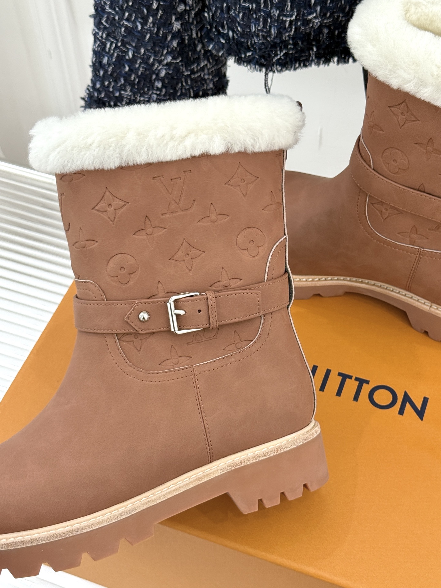 L*V驴家25WF新品复古毛边压花皮带扣厚底雪地靴短靴这双雪地靴以复古美学重构冬日格调。靴筒压印品牌经典