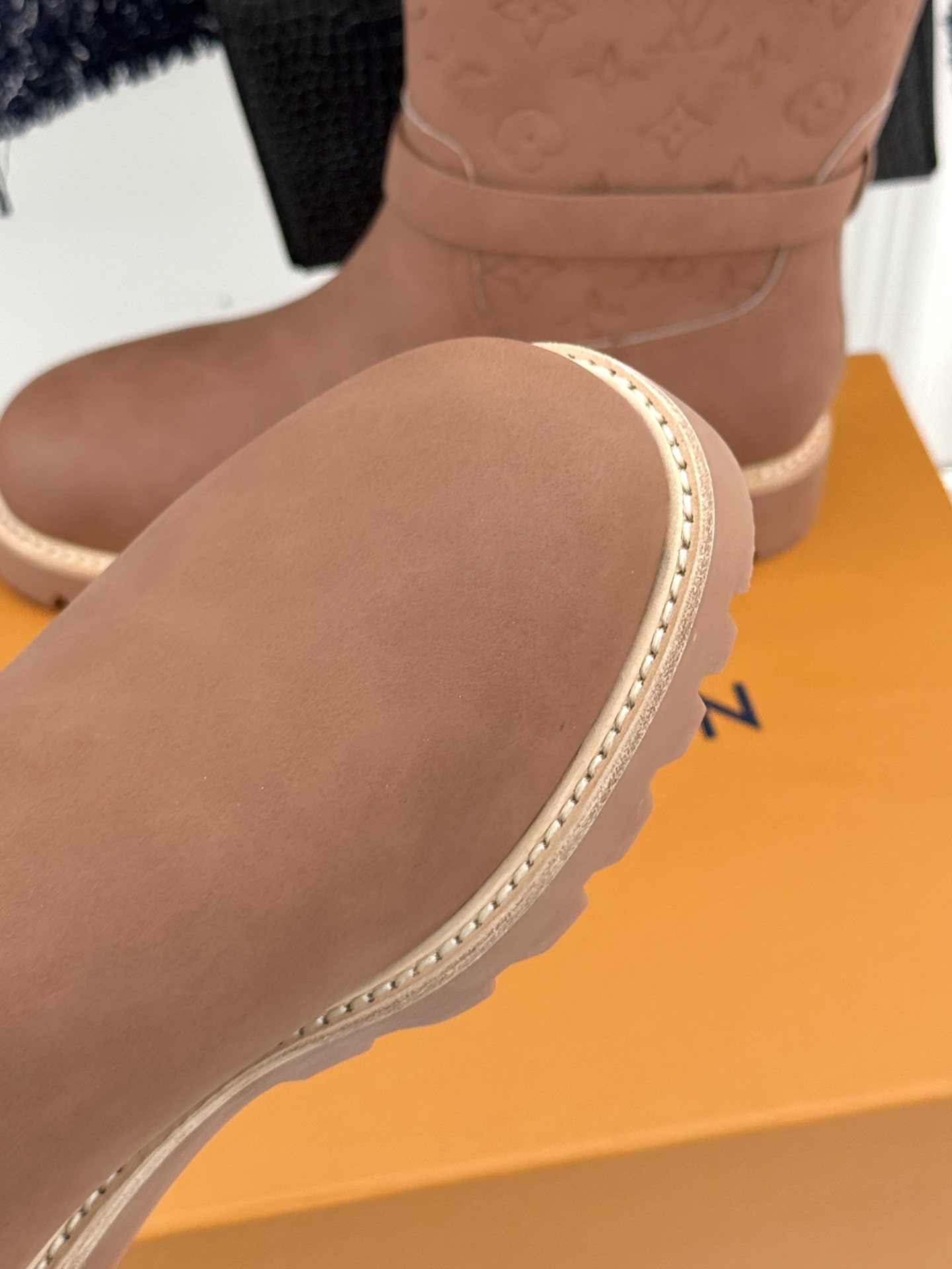 L*V驴家25WF新品复古毛边压花皮带扣厚底雪地靴短靴这双雪地靴以复古美学重构冬日格调。靴筒压印品牌经典