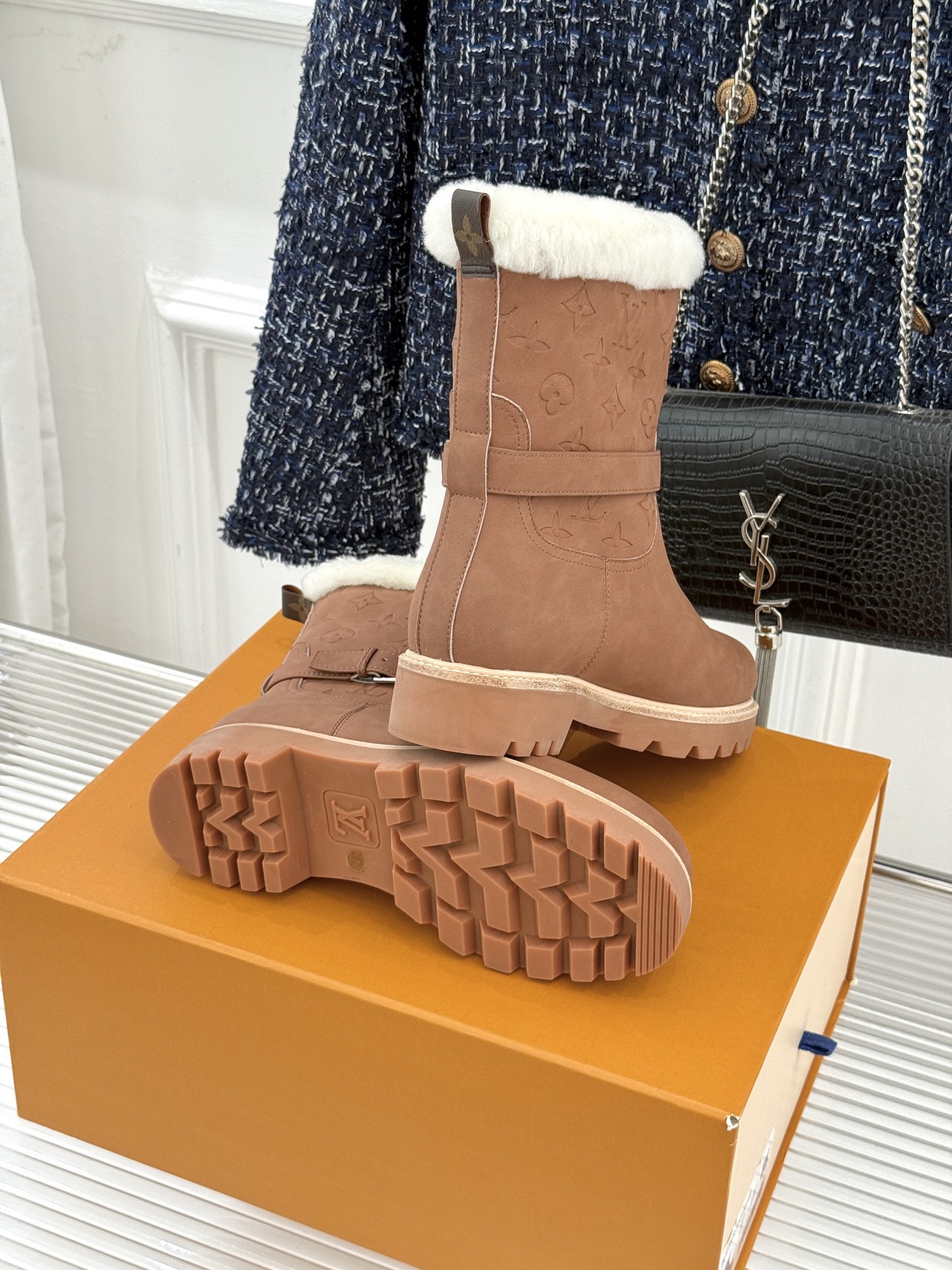 L*V驴家25WF新品复古毛边压花皮带扣厚底雪地靴短靴这双雪地靴以复古美学重构冬日格调。靴筒压印品牌经典