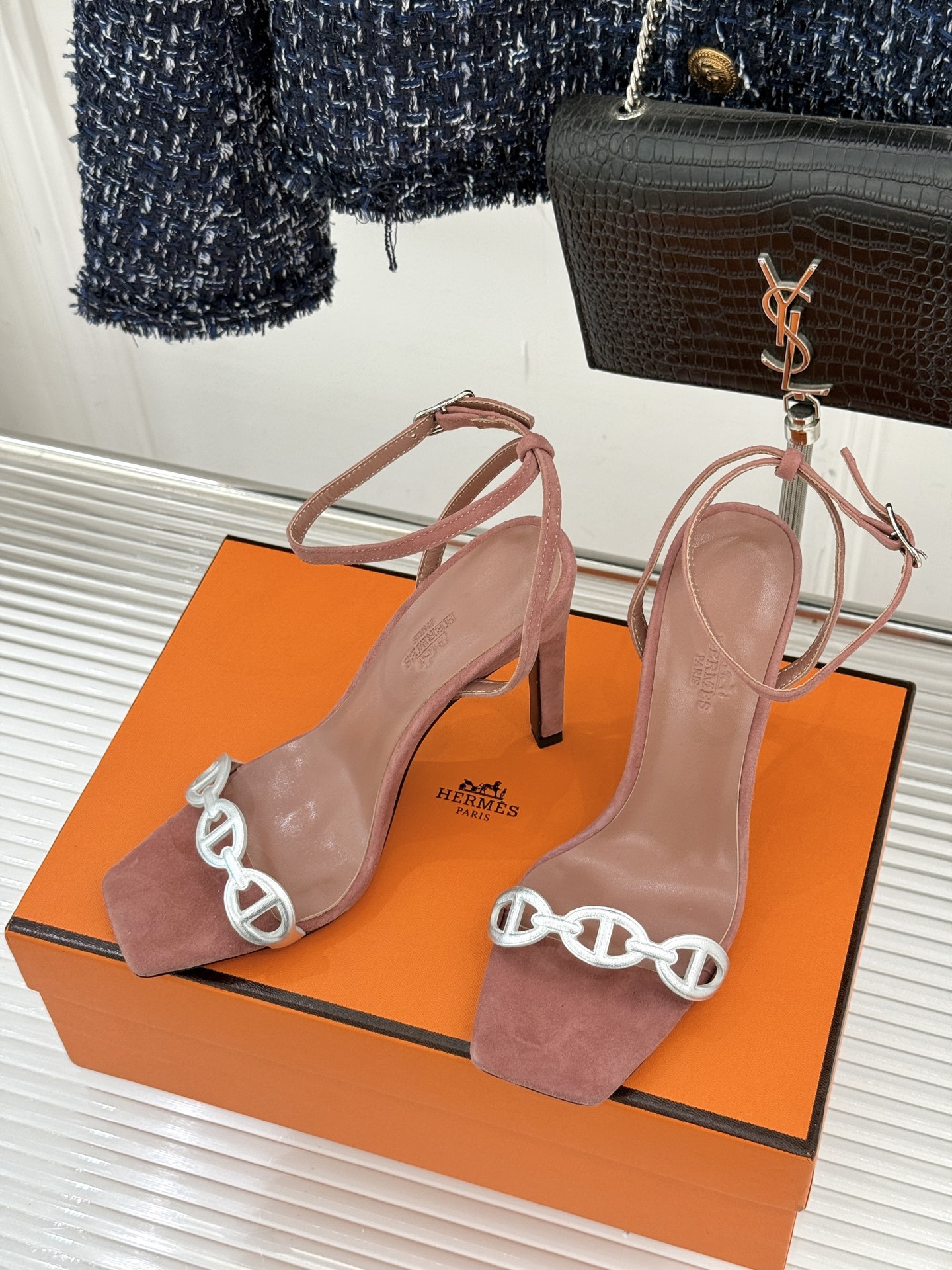 （配原版飞机盒）Hermès/爱马仕26WF早春新品早春猪鼻子一字带高跟凉鞋当巴黎早春的暖阳唤醒时尚韵律