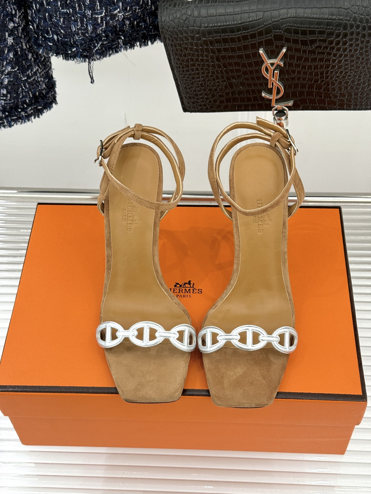 （配原版飞机盒）Hermès/爱马仕26WF早春新品早春猪鼻子一字带高跟凉鞋当巴黎早春的暖阳唤醒时尚韵律