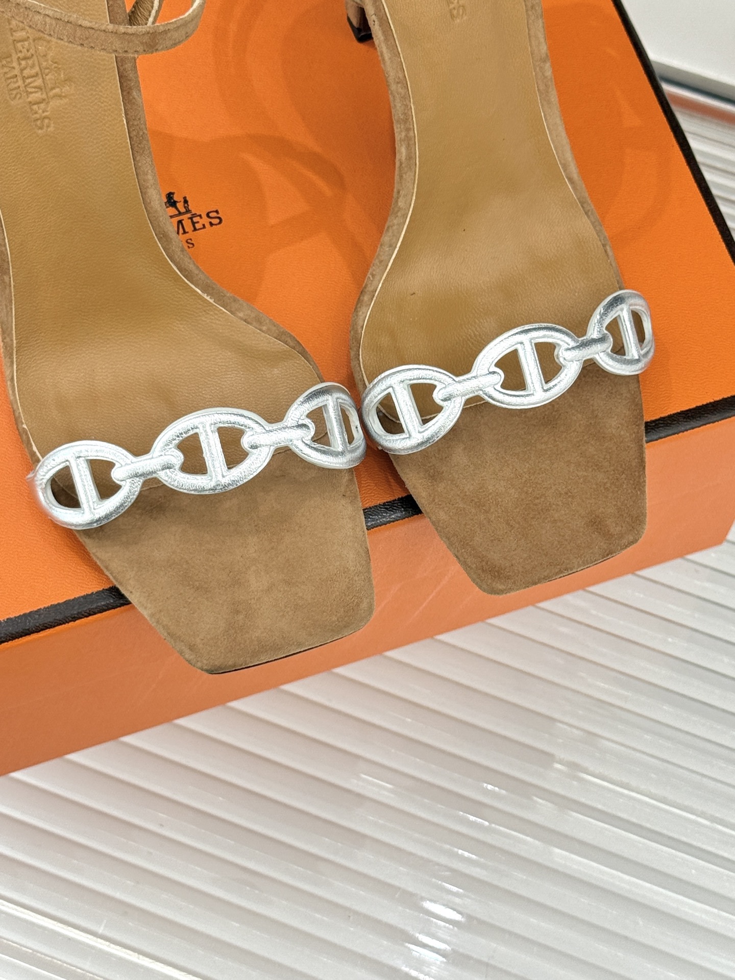 （配原版飞机盒）Hermès/爱马仕26WF早春新品早春猪鼻子一字带高跟凉鞋当巴黎早春的暖阳唤醒时尚韵律