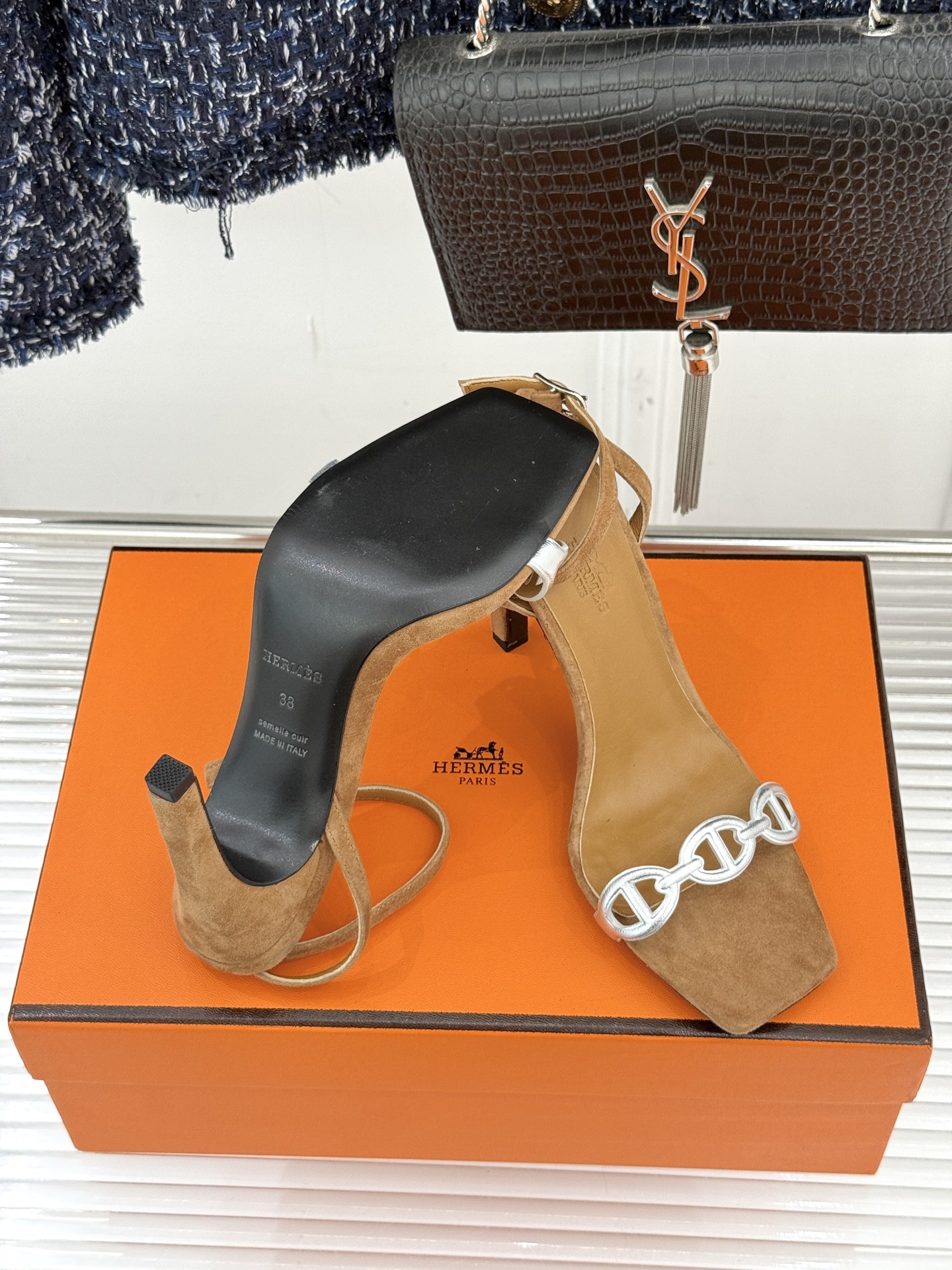 （配原版飞机盒）Hermès/爱马仕26WF早春新品早春猪鼻子一字带高跟凉鞋当巴黎早春的暖阳唤醒时尚韵律