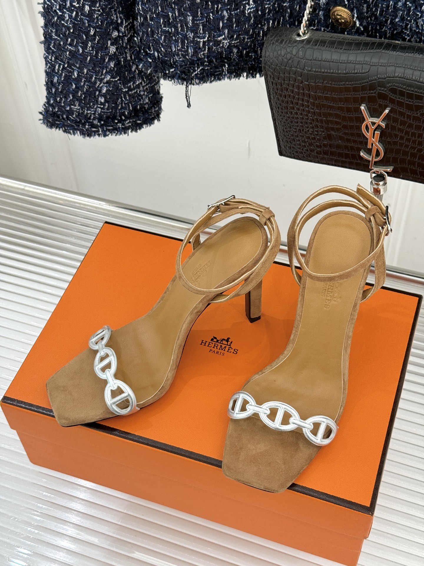 （配原版飞机盒）Hermès/爱马仕26WF早春新品早春猪鼻子一字带高跟凉鞋当巴黎早春的暖阳唤醒时尚韵律