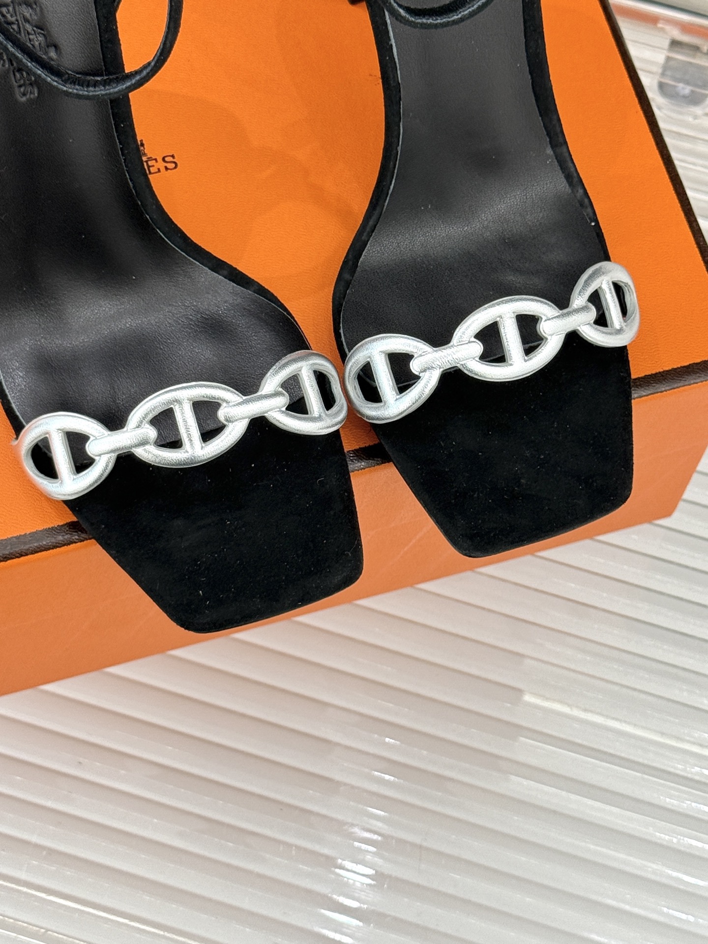 （配原版飞机盒）Hermès/爱马仕26WF早春新品早春猪鼻子一字带高跟凉鞋当巴黎早春的暖阳唤醒时尚韵律