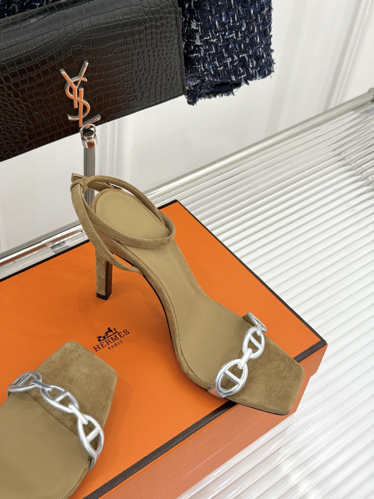 （配原版飞机盒）Hermès/爱马仕26WF早春新品早春猪鼻子一字带高跟凉鞋当巴黎早春的暖阳唤醒时尚韵律