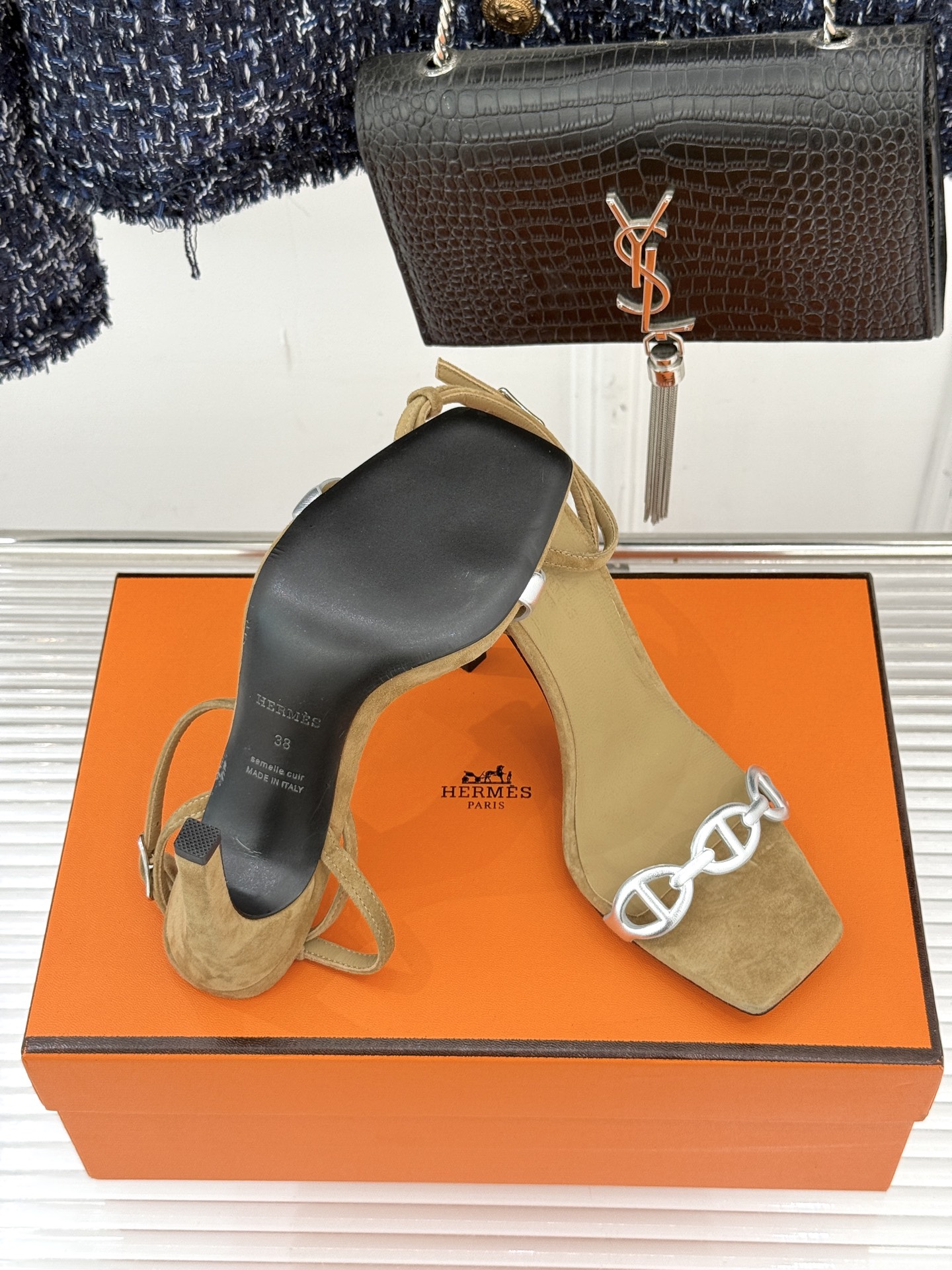 （配原版飞机盒）Hermès/爱马仕26WF早春新品早春猪鼻子一字带高跟凉鞋当巴黎早春的暖阳唤醒时尚韵律