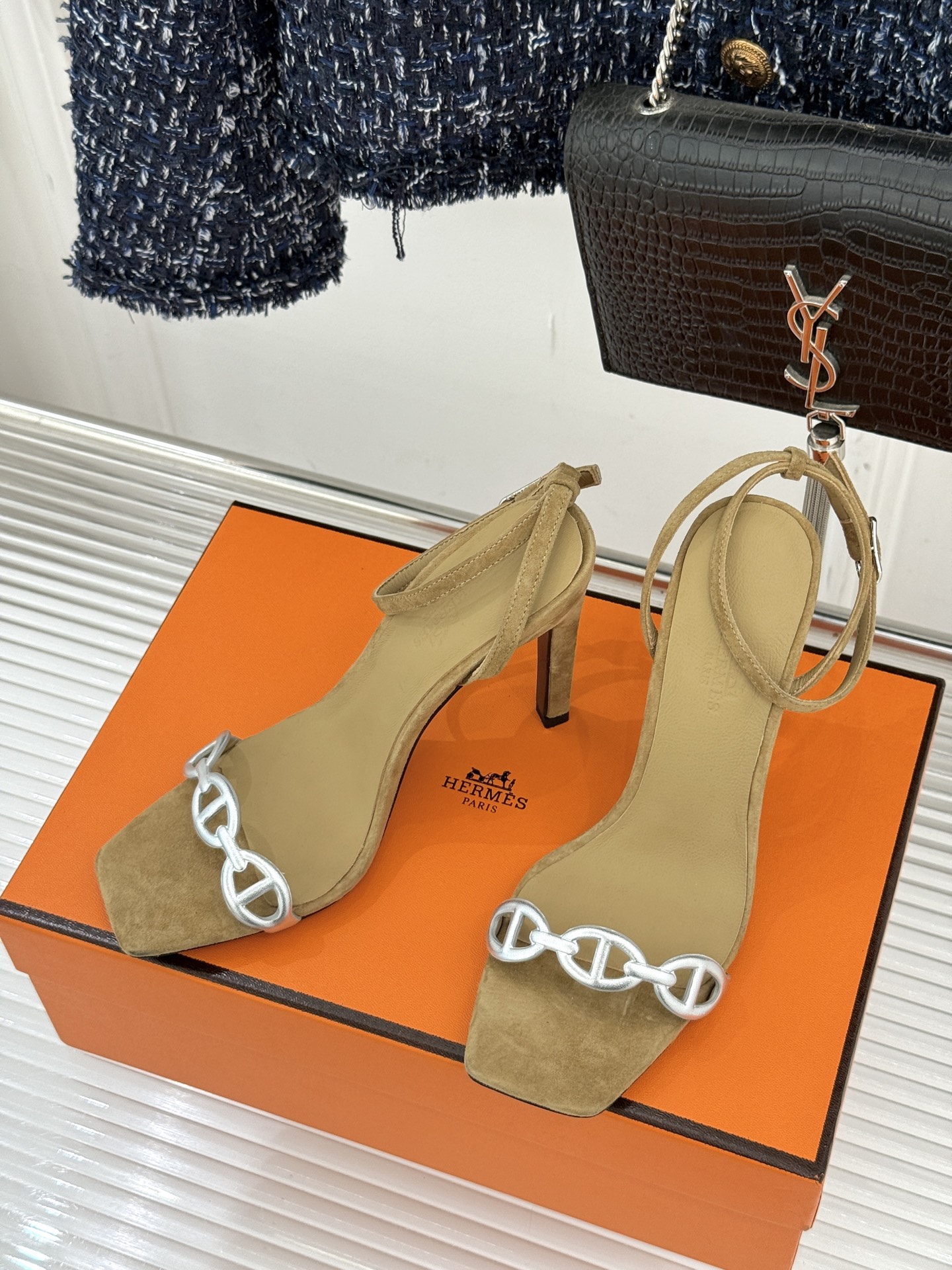 （配原版飞机盒）Hermès/爱马仕26WF早春新品早春猪鼻子一字带高跟凉鞋当巴黎早春的暖阳唤醒时尚韵律