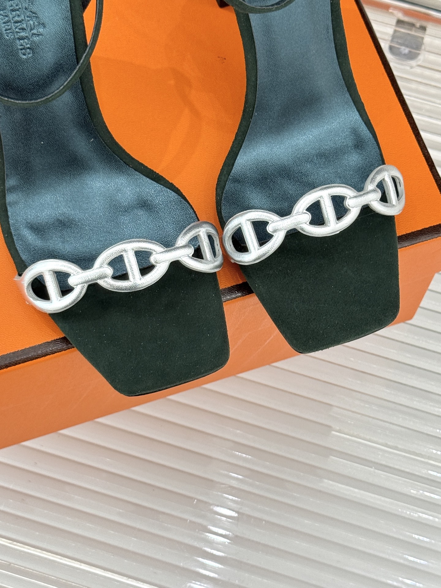 （配原版飞机盒）Hermès/爱马仕26WF早春新品早春猪鼻子一字带高跟凉鞋当巴黎早春的暖阳唤醒时尚韵律