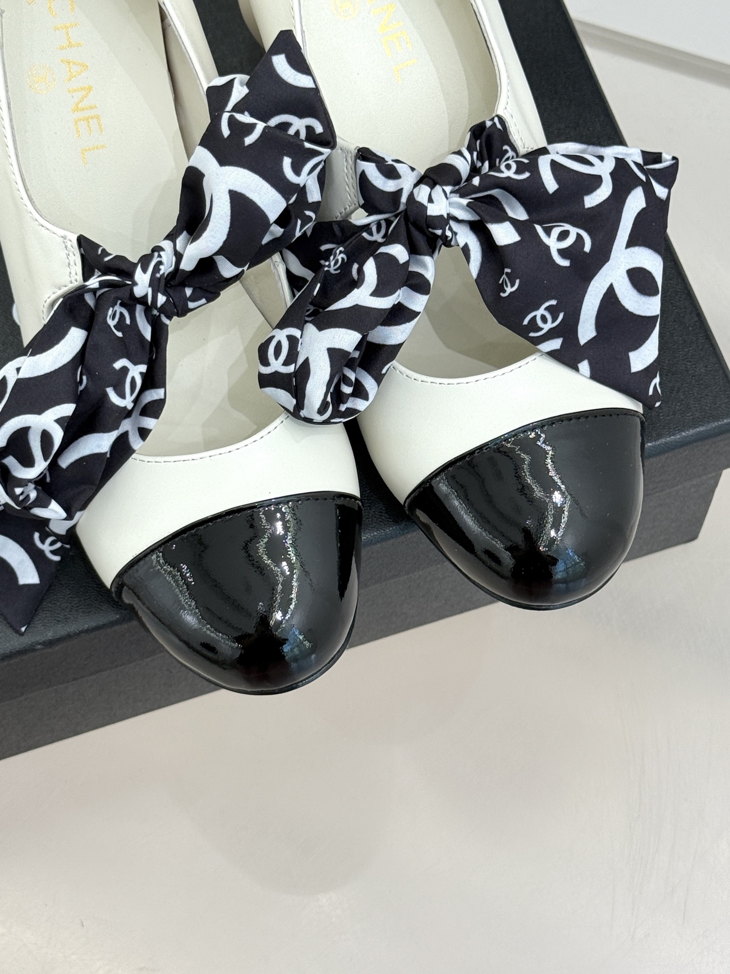 CHANE*｜小香经典双C丝带巨型珍珠跟玛丽珍鞋在米兰时尚的T台上 亮相便艳惊四座成功晋升为潮流人士的梦