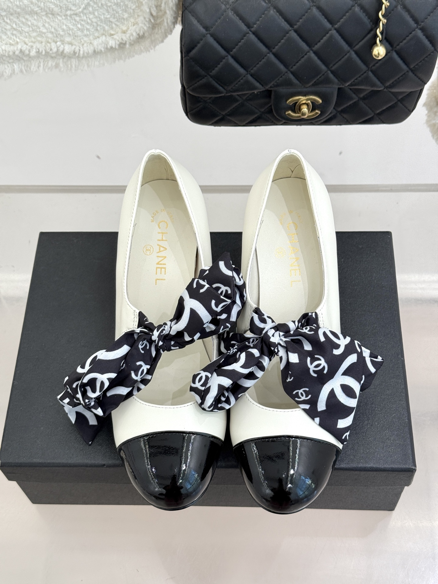 CHANE*｜小香经典双C丝带巨型珍珠跟玛丽珍鞋在米兰时尚的T台上 亮相便艳惊四座成功晋升为潮流人士的梦