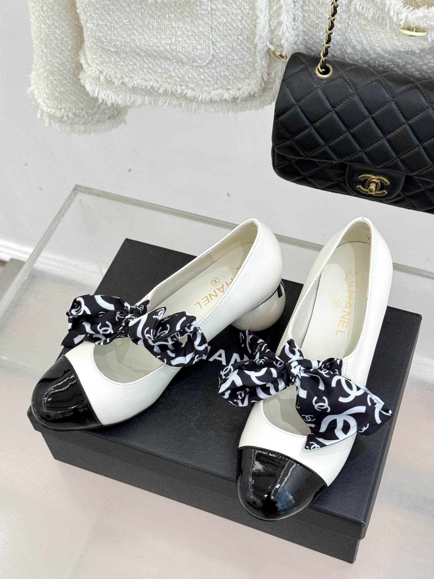 CHANE*｜小香经典双C丝带巨型珍珠跟玛丽珍鞋在米兰时尚的T台上 亮相便艳惊四座成功晋升为潮流人士的梦