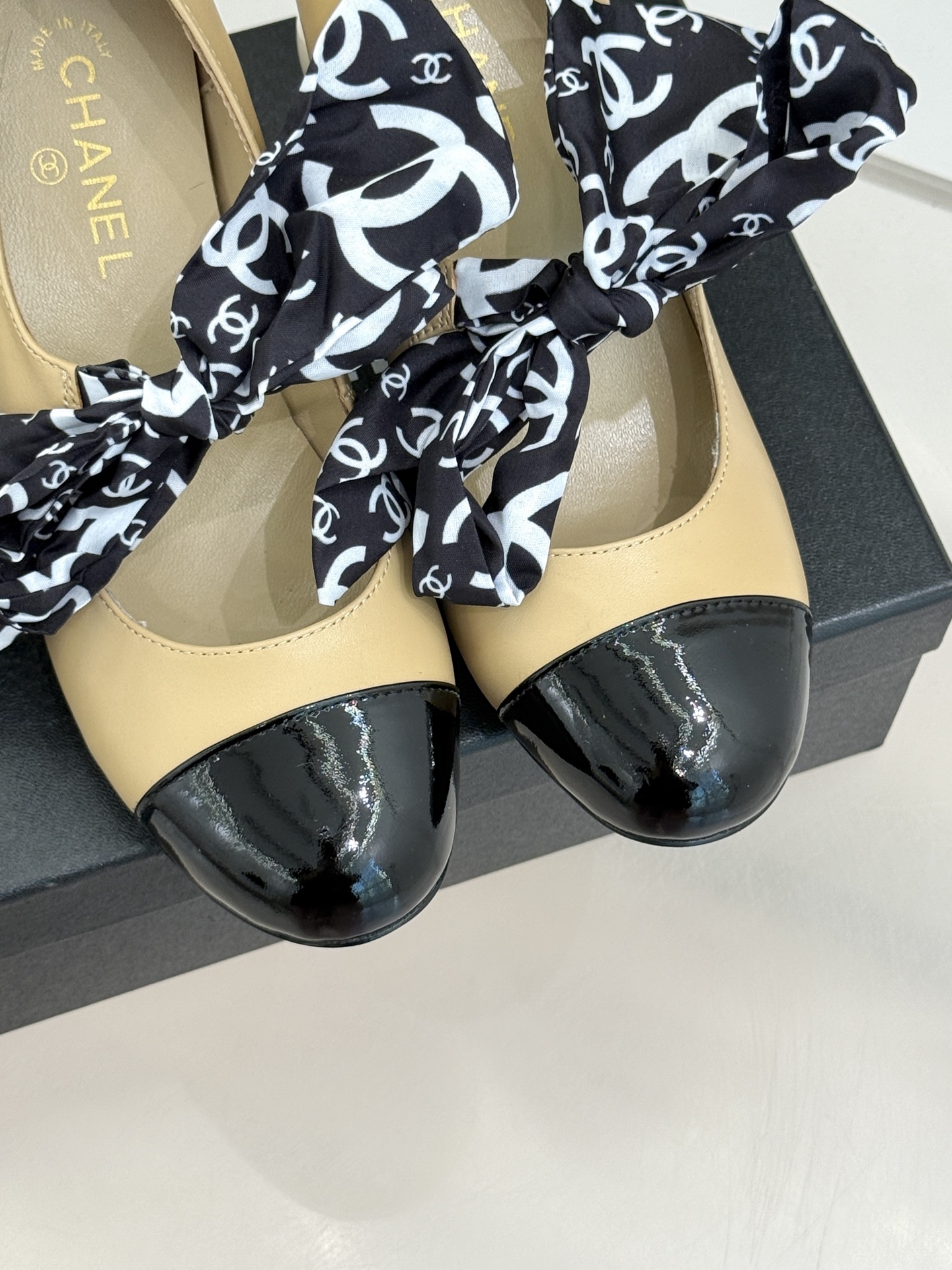 CHANE*｜小香经典双C丝带巨型珍珠跟玛丽珍鞋在米兰时尚的T台上 亮相便艳惊四座成功晋升为潮流人士的梦