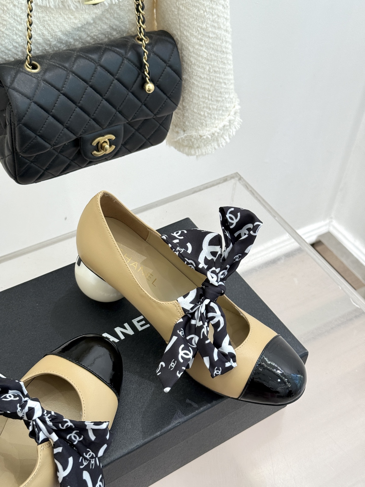 CHANE*｜小香经典双C丝带巨型珍珠跟玛丽珍鞋在米兰时尚的T台上 亮相便艳惊四座成功晋升为潮流人士的梦