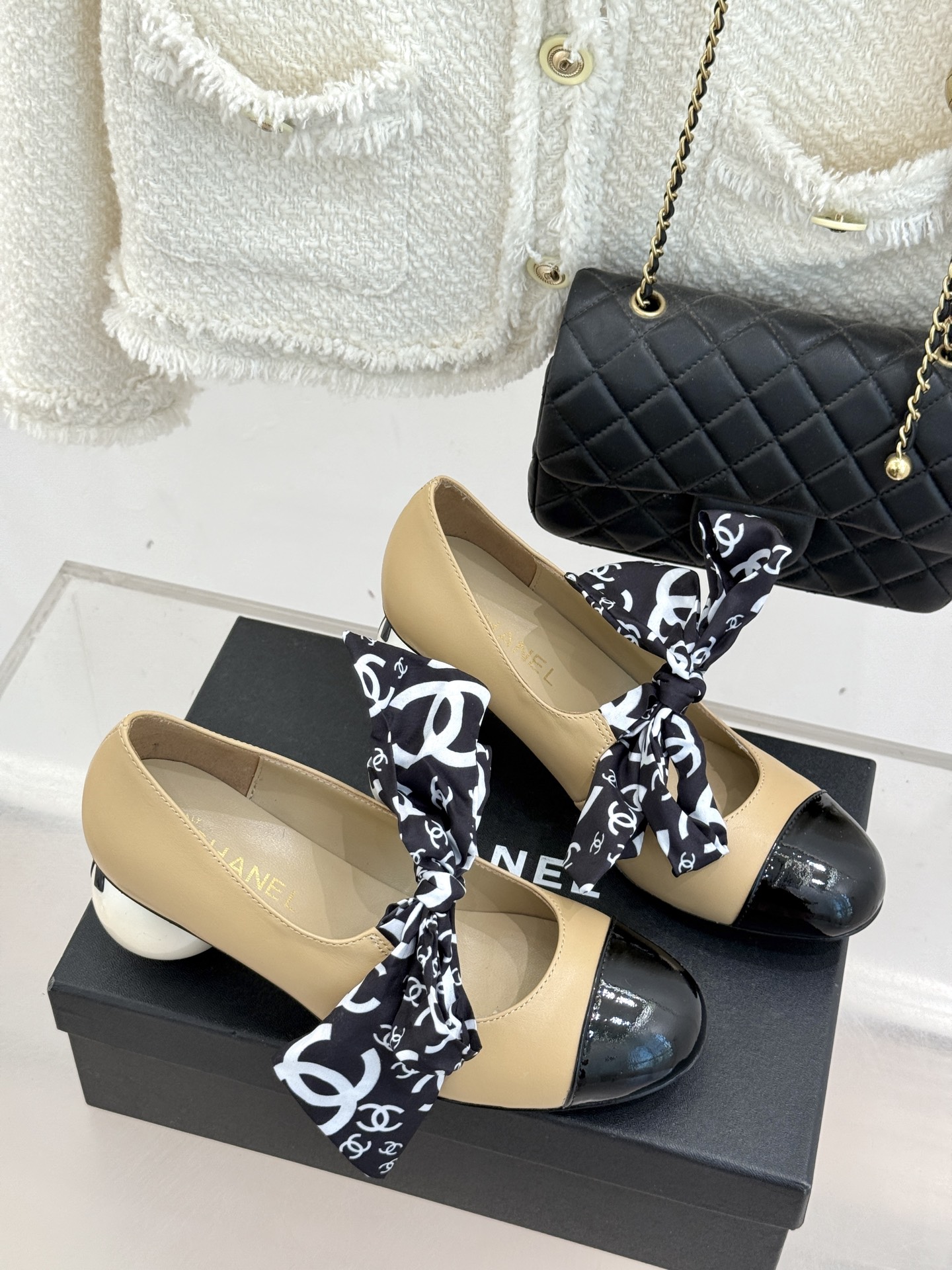 CHANE*｜小香经典双C丝带巨型珍珠跟玛丽珍鞋在米兰时尚的T台上 亮相便艳惊四座成功晋升为潮流人士的梦