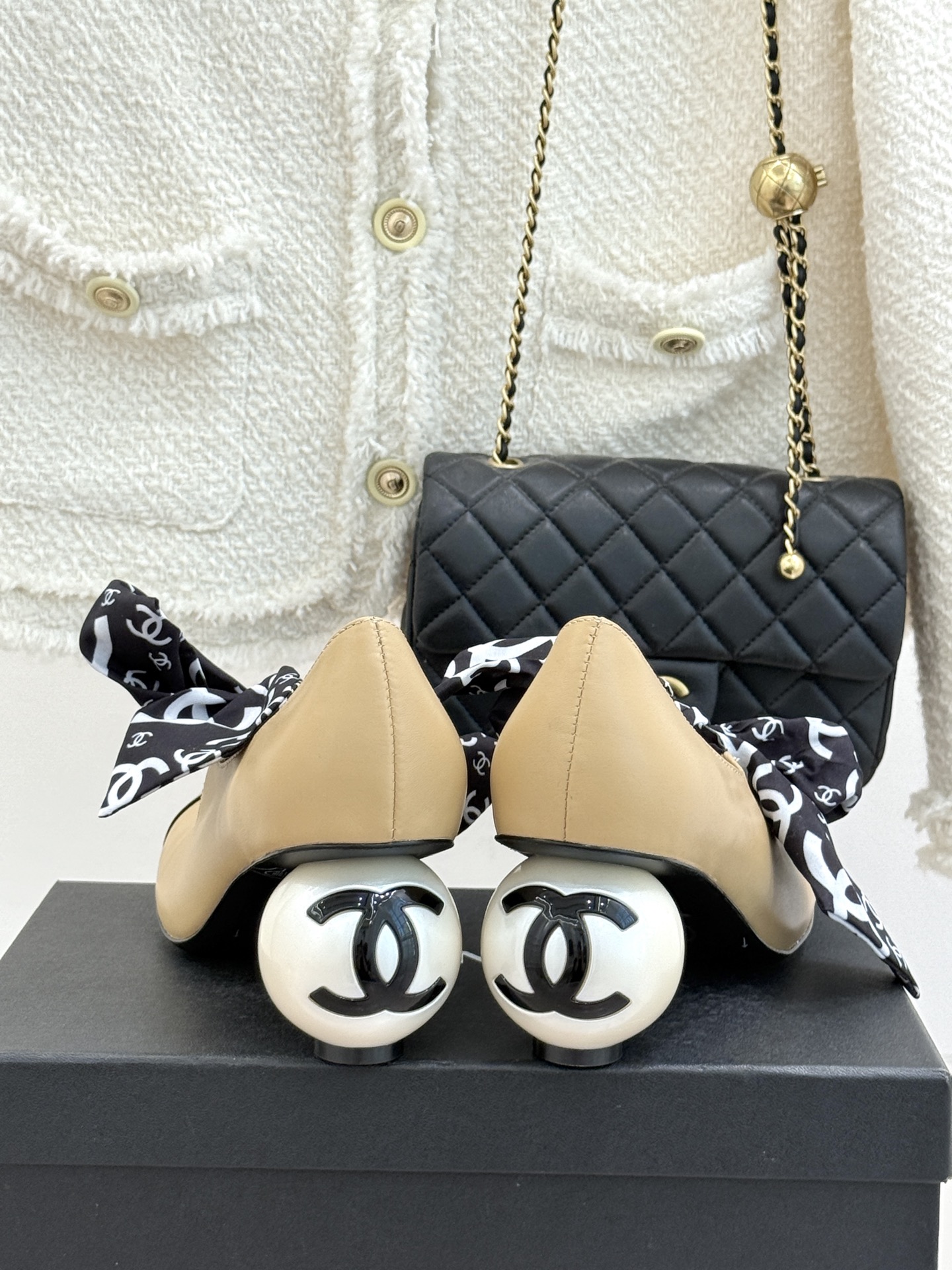 CHANE*｜小香经典双C丝带巨型珍珠跟玛丽珍鞋在米兰时尚的T台上 亮相便艳惊四座成功晋升为潮流人士的梦