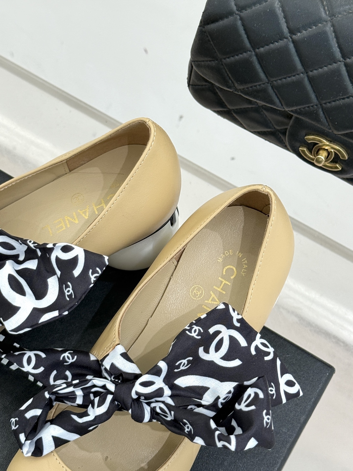 CHANE*｜小香经典双C丝带巨型珍珠跟玛丽珍鞋在米兰时尚的T台上 亮相便艳惊四座成功晋升为潮流人士的梦