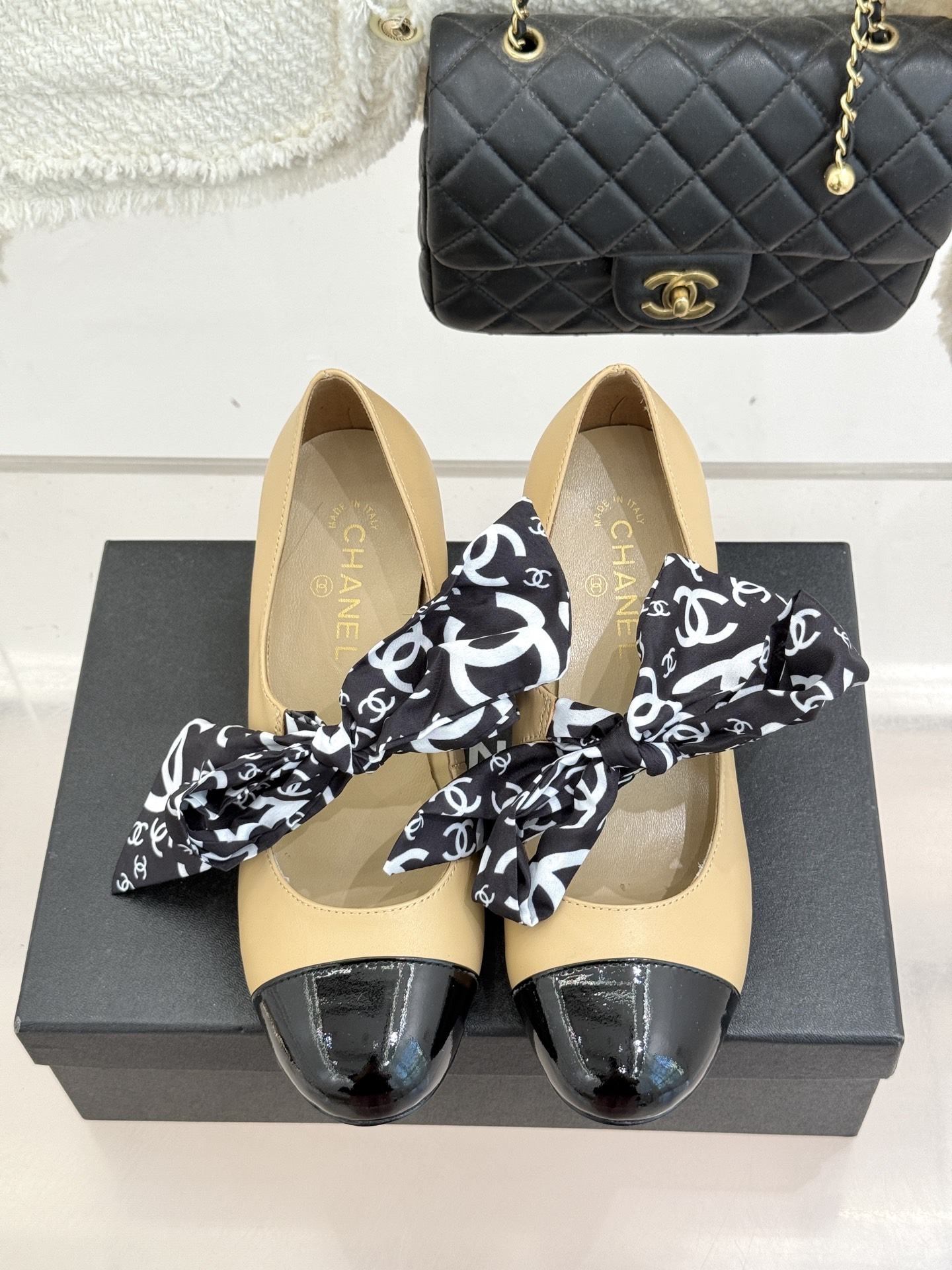 CHANE*｜小香经典双C丝带巨型珍珠跟玛丽珍鞋在米兰时尚的T台上 亮相便艳惊四座成功晋升为潮流人士的梦