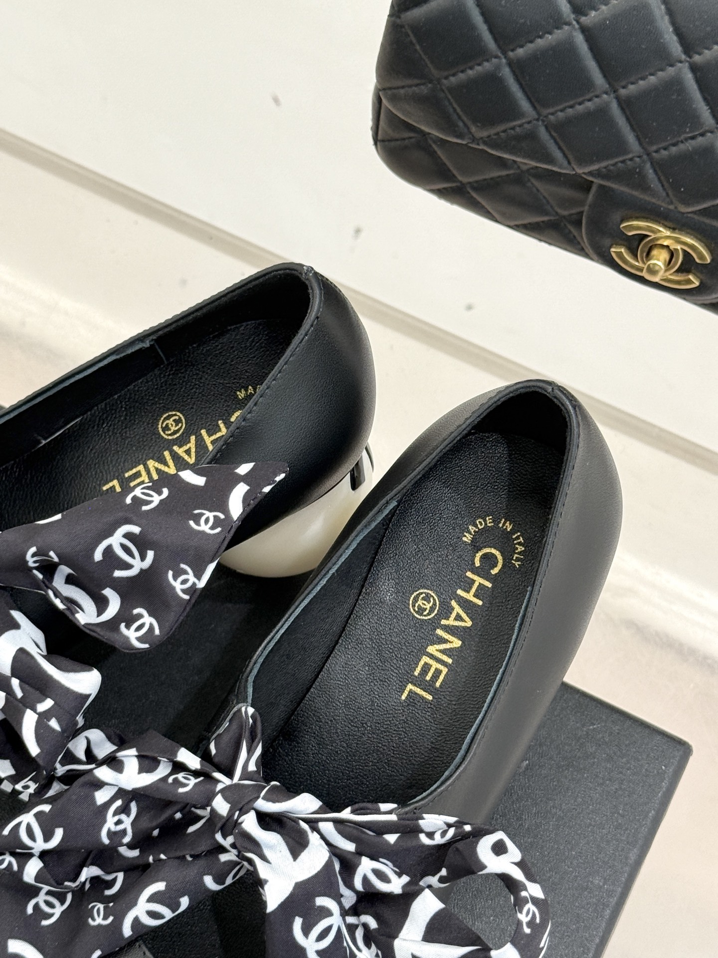 CHANE*｜小香经典双C丝带巨型珍珠跟玛丽珍鞋在米兰时尚的T台上 亮相便艳惊四座成功晋升为潮流人士的梦