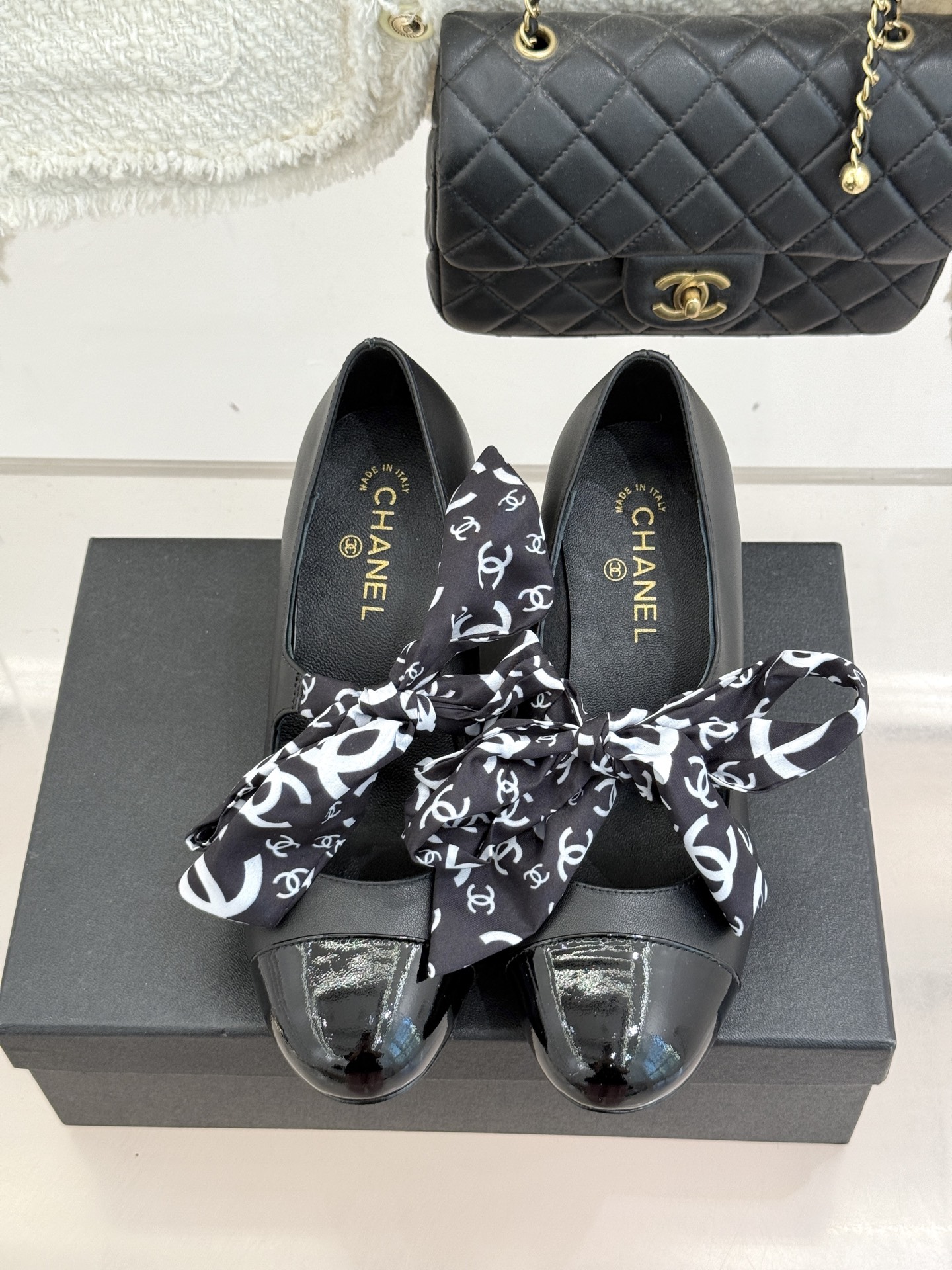 CHANE*｜小香经典双C丝带巨型珍珠跟玛丽珍鞋在米兰时尚的T台上 亮相便艳惊四座成功晋升为潮流人士的梦