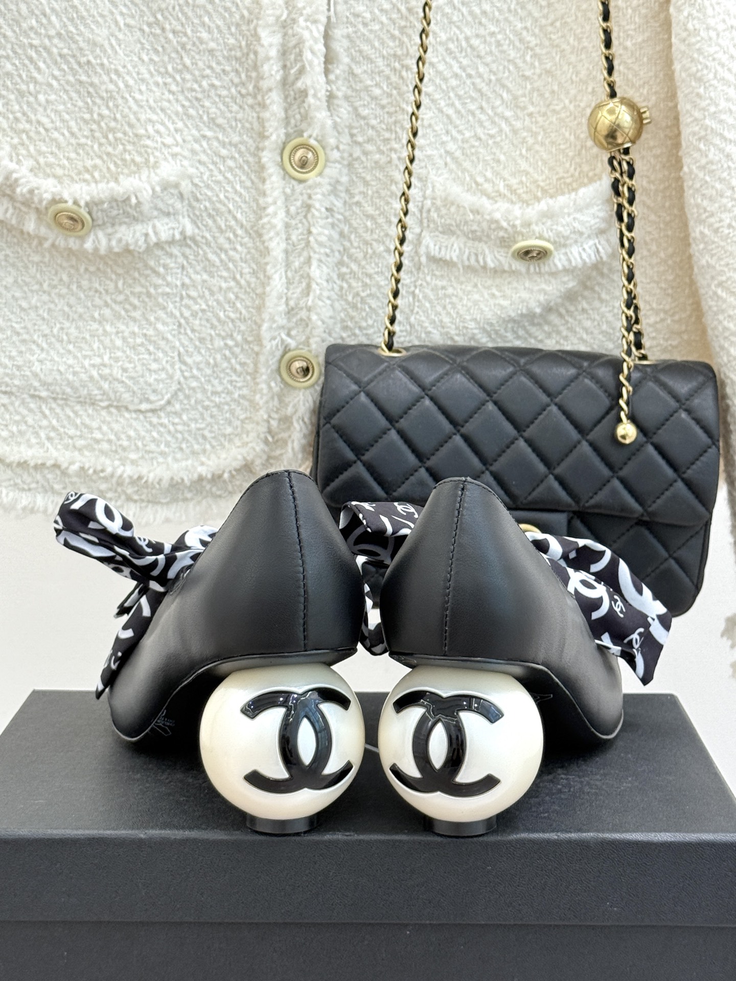 CHANE*｜小香经典双C丝带巨型珍珠跟玛丽珍鞋在米兰时尚的T台上 亮相便艳惊四座成功晋升为潮流人士的梦