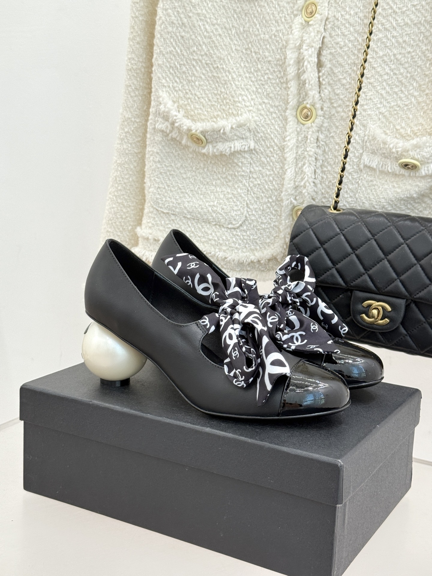 NO:694838,CHANE*｜Xiao Xiang’s classic Double C Ribbon Giant Pearl Heel Mary Jane shoes made a stunning appearance on Milan’s fashionable T stage. They have successfully become the dream shoes of fashion people. The classic double C logo and giant pearl heel design are combined. It is simple and elegant and fully displays the brand style. It is stunning in any photo. The iconic printed ribbon bow can be sweet or salty, adding a luxurious and romantic atmosphere to the whole. It also makes every step feel like stepping on the clouds, full of fantasy. And it is easy to put on and take off.  There is no sense of restraint when walking. It can be easily adapted from the streets of the bustling city to the party scene. Paired with a pair of slim jeans, you can instantly transform into a cool street trend. Put on a gorgeous evening dress and become the elegant focus of the dinner. This pair of shoes is not just a pair of shoes, but also the embodiment of the fashion spirit. It is an excellent choice for fashionistas to express their personality and taste. The fabric is made of original custom sheepskin, the inner pads are made of sheepskin, and the genuine leather outsole imported from Italy  size35-39 (customized 34/40/41/42), high heels, chanel, mary jane, high heels, jeans, sheepskin, Leather soles19860909CHANE*｜小香经典双C丝带巨型珍珠跟 玛丽珍鞋 在米兰时尚的T台上 亮相便艳惊四座 成功晋升为潮流人士的梦中情鞋 经典的双C标志与巨型珍珠跟设计相结合 简洁大气又尽显品牌格调 随便一拍都很出片. 标志性印花丝带蝴蝶结 可甜可盐 为整体增添了奢华浪漫的氛围 还让每一步都仿佛踩在云端 充满梦幻感. 而且穿脱方便 行走时也不会有束缚感. 从繁华都市的街头 派对的现场 它都能轻松适配, 搭配一条修身牛仔裤 瞬间化身酷飒的街头潮人 换上一袭华丽晚装 成为晚宴上的优雅焦点 . 这双鞋子 不只是一双鞋履 更是时尚精神的具象化 是时尚达人们表达个性与品味的绝佳选择 . 面料采用原版定制羊皮 内里垫脚均为羊皮材质 意大利进口真皮大底 size35-39（34/40/41/42定制）,高跟鞋单鞋,chanel,mary jane,high heels,jeans,sheepskin,Leather soles,Women's Shoes