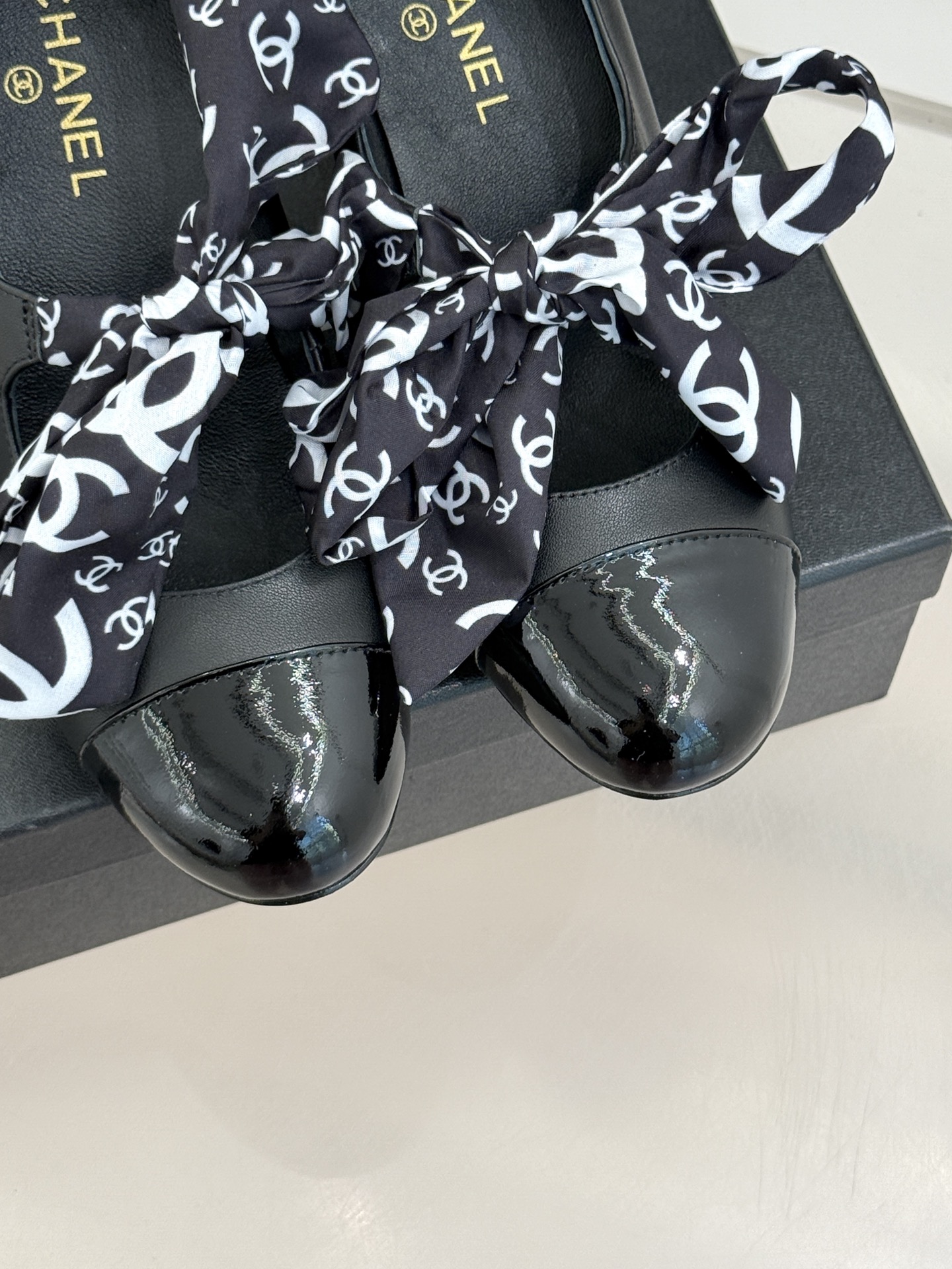 CHANE*｜小香经典双C丝带巨型珍珠跟玛丽珍鞋在米兰时尚的T台上 亮相便艳惊四座成功晋升为潮流人士的梦