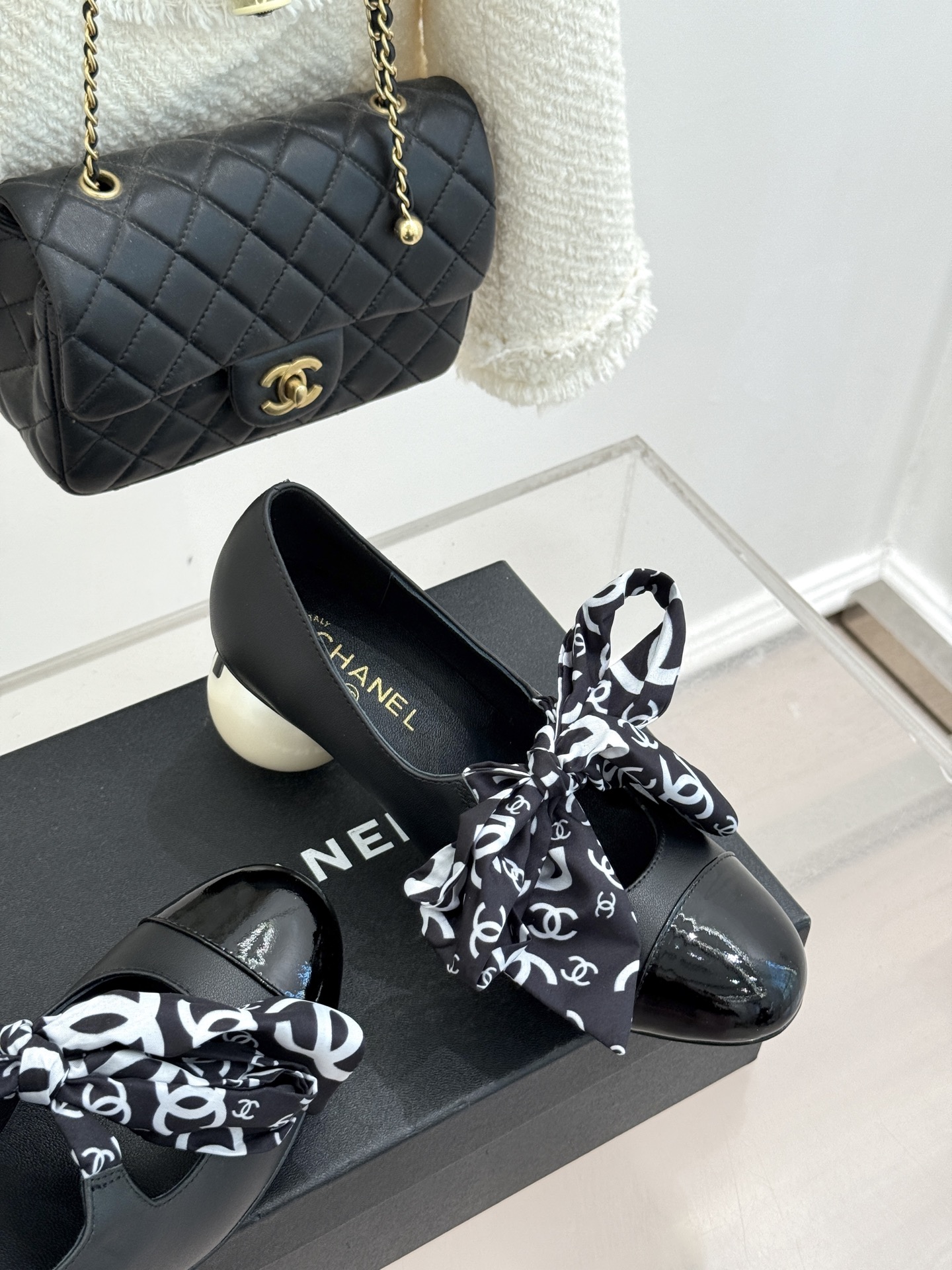 CHANE*｜小香经典双C丝带巨型珍珠跟玛丽珍鞋在米兰时尚的T台上 亮相便艳惊四座成功晋升为潮流人士的梦