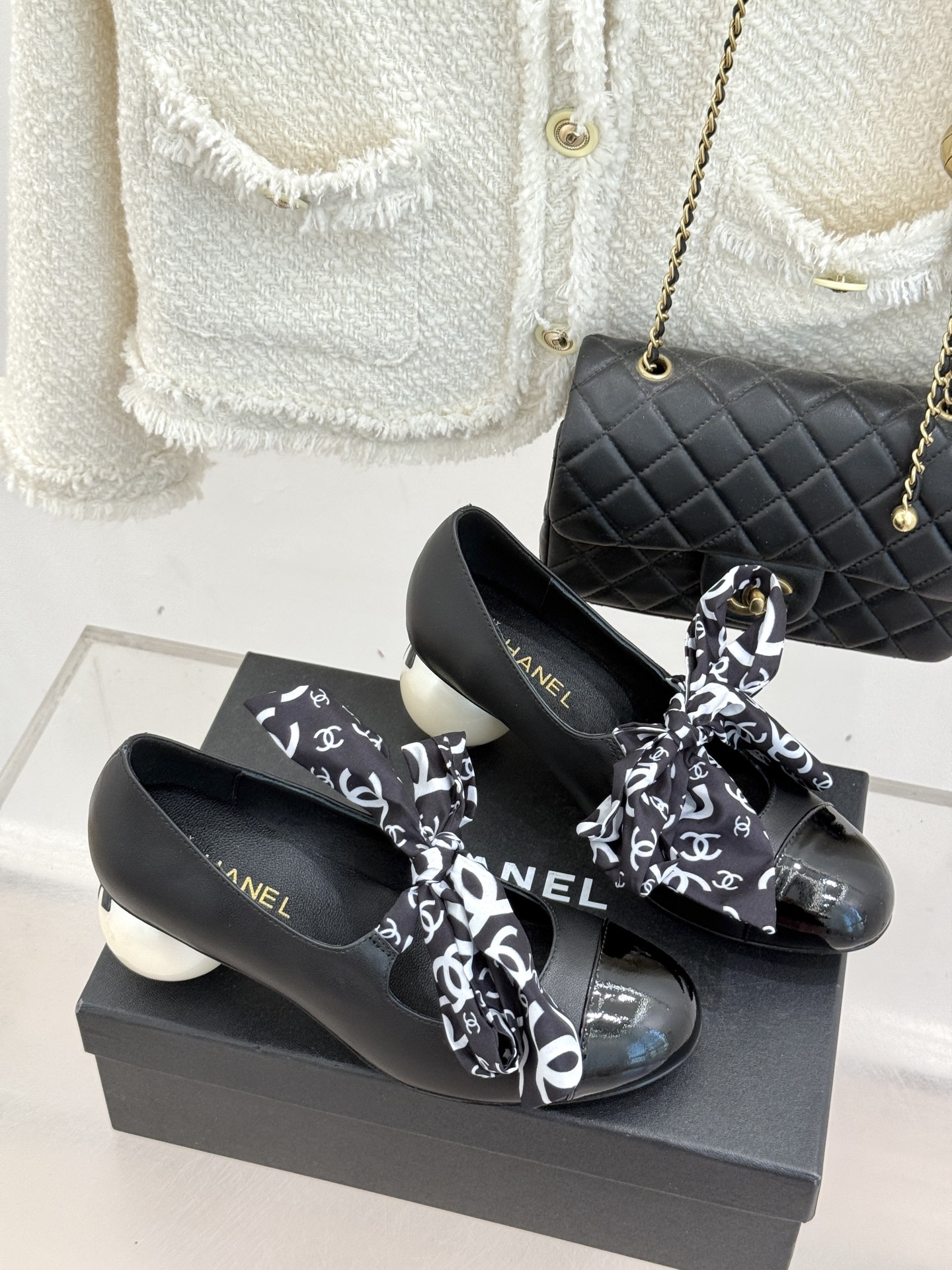 CHANE*｜小香经典双C丝带巨型珍珠跟玛丽珍鞋在米兰时尚的T台上 亮相便艳惊四座成功晋升为潮流人士的梦