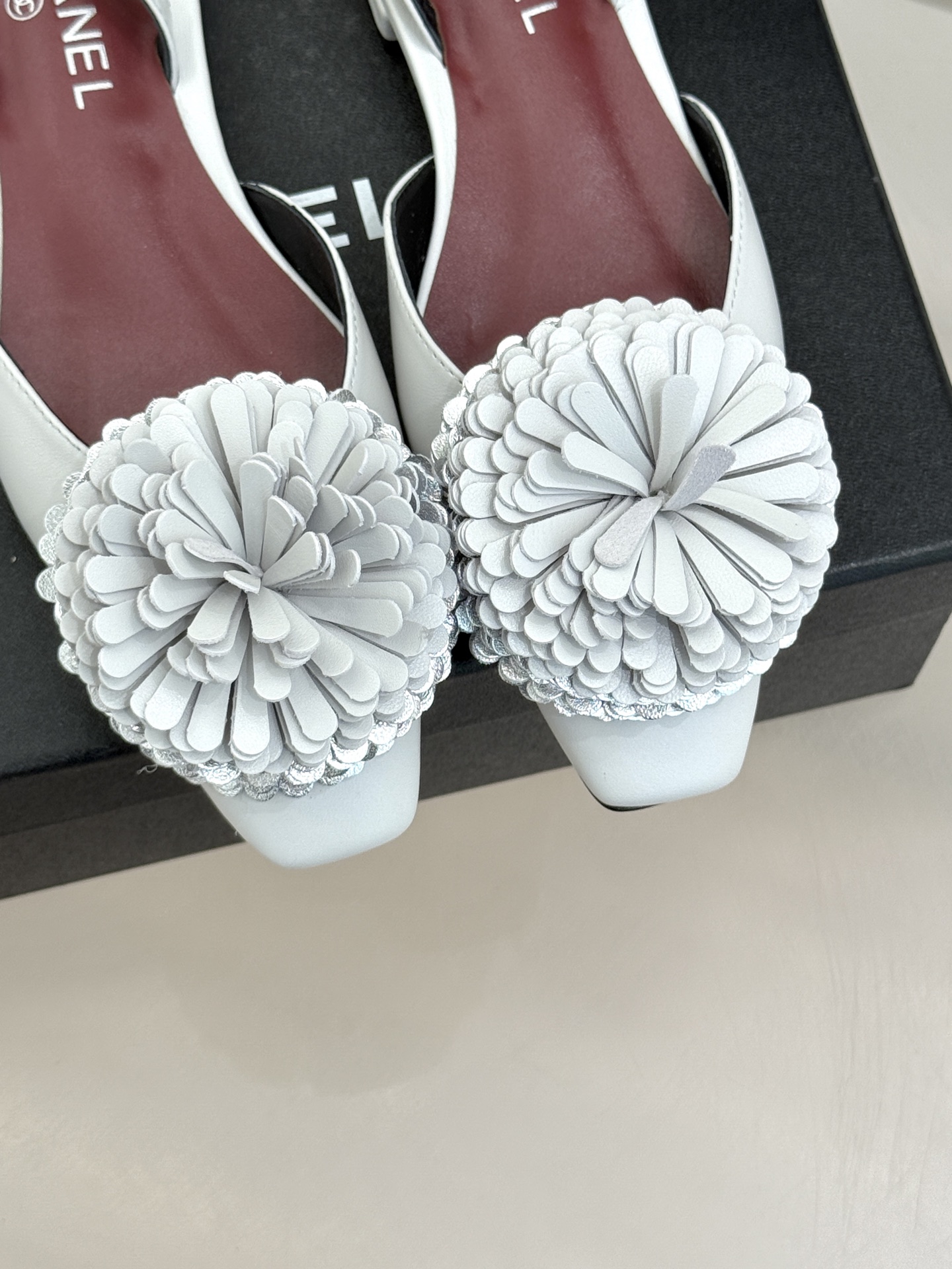 （⚠️我家花朵是真皮）CHANE*｜小香26X圣诞限定系列金银双生花朵凉鞋单鞋当圣诞的铃音撞碎冬日月光这