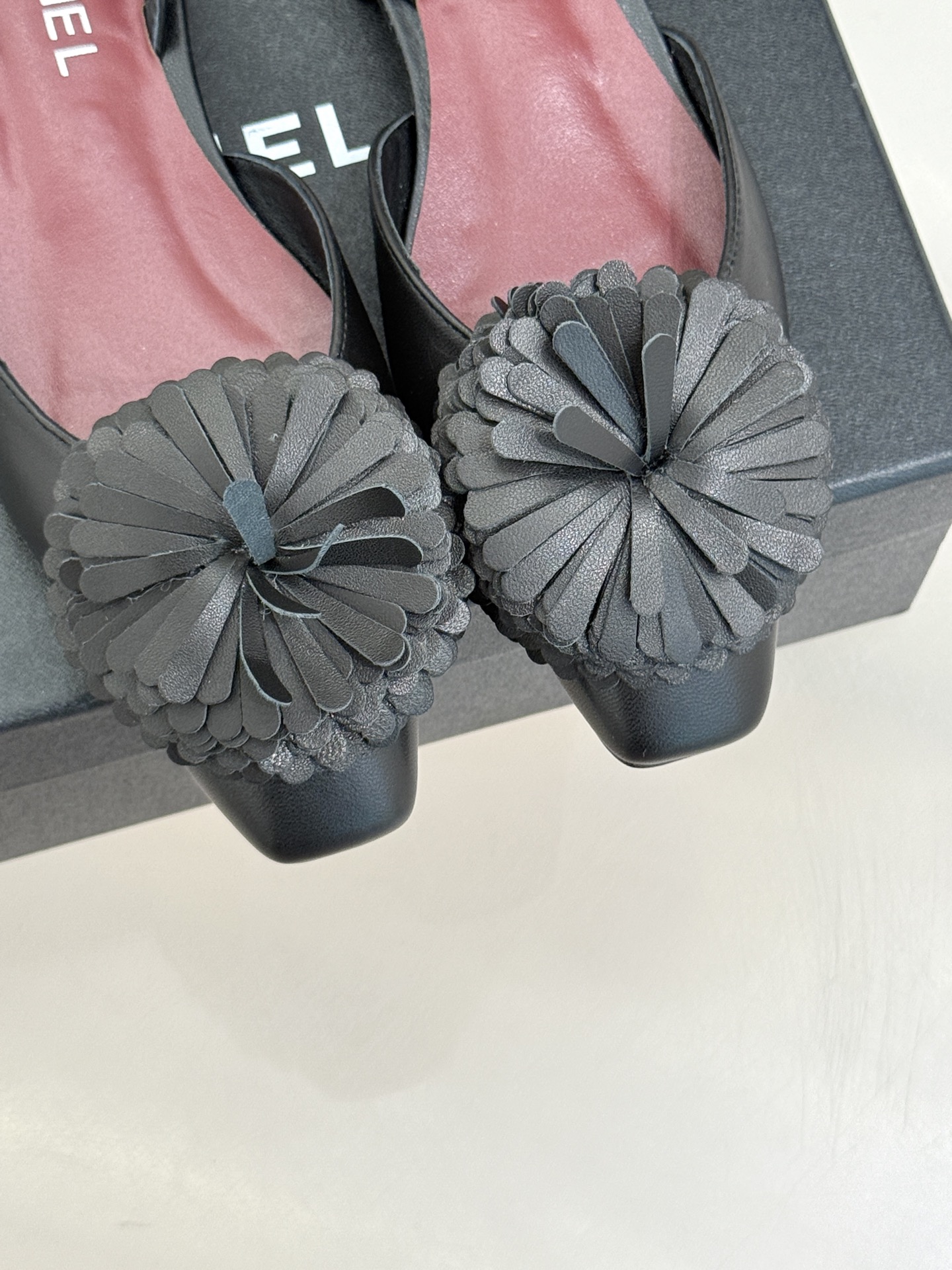 （⚠️我家花朵是真皮）CHANE*｜小香26X圣诞限定系列金银双生花朵凉鞋单鞋当圣诞的铃音撞碎冬日月光这